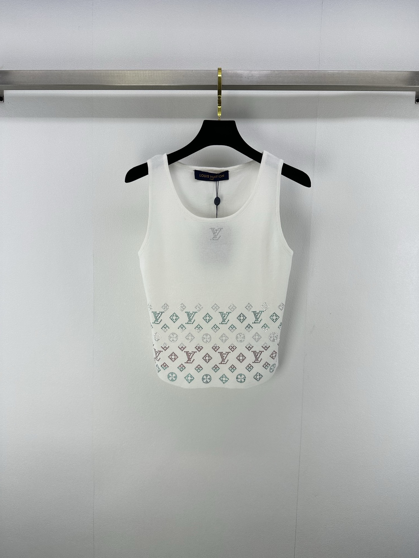 NO:444572,New details on LV* 25 Spring and summer new knitted U-neck iron diamond vest Classic letter logo diamond decoration High-end fashionable exquisite versatile summer essentials 2 colors 3 codes SML, louis vuitton, alexander wang19860909LV*上新细节 25 春夏新款针织U领烫钻背心 经典字母logo印钻装饰 高级时髦精致百搭 夏日炎炎精致穿搭必备单品 2色3码SML,,louis vuitton,alexander wang,Women's clothing