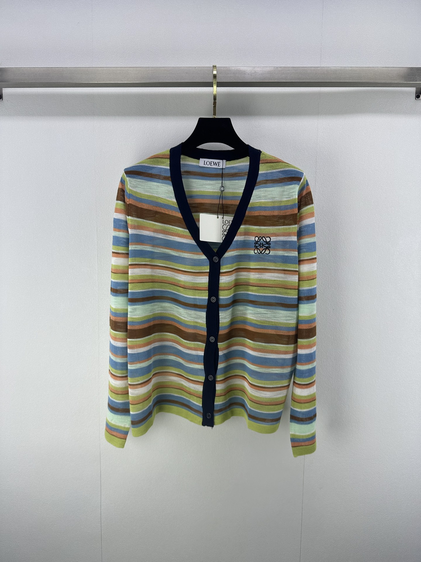 NO:445595,Loew* New details 25 Spring and summer latest knitted v-neck cardigan!  Positioning logo logo, custom blended yarn weaving, high-quality texture, gloss and comfortable, knitted cardigan tailoring, highlighting the high-end feeling of outfits, showing a relaxed tone. The first choice for fashionable outfits in all seasons!  1 color 3 code SML, loewe, alexander wang19860909loew*上新细节 25 春夏最新针织v领开衫！定位徽标logo 定制混纺纱线织造 质感高级 光泽舒适 针织开衫剪裁 凸显穿搭高级感 尽显松弛调性 四季时尚穿搭首选！ 1色3码SML,,loewe,alexander wang,Women's clothing