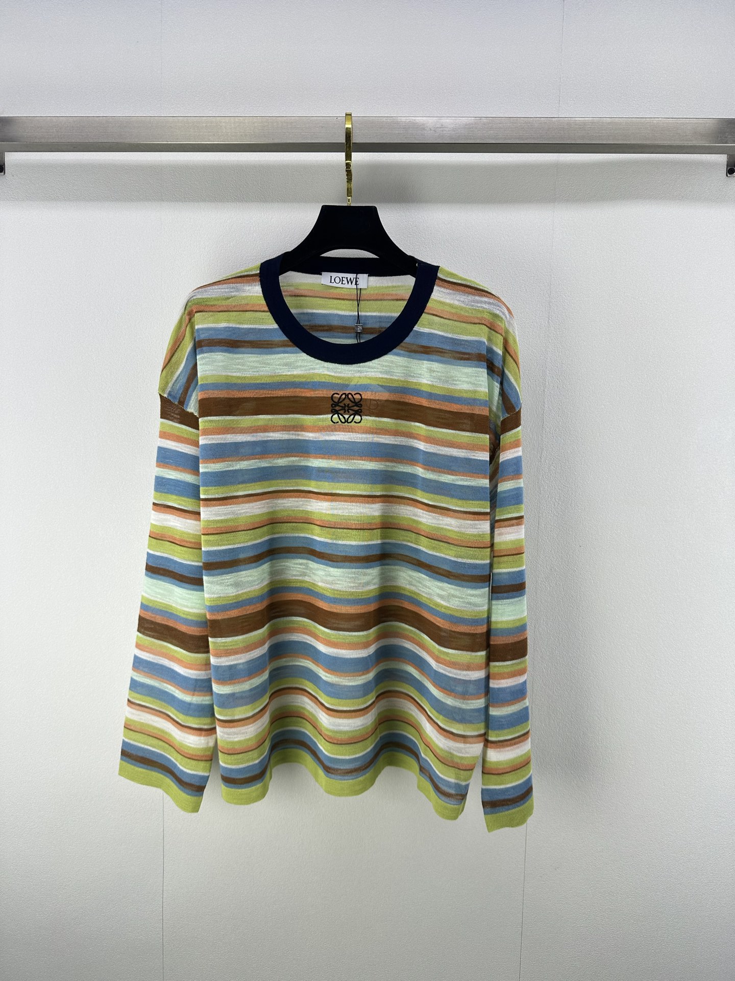 NO:445599,Loew* New Details 25 Spring and Summer Latest Knit Round Neck Long Sleeves!  Positioning logo logo, custom blended yarn weaving, high-quality texture, gloss and comfortable, knitted round neck long-sleeved tailoring, highlighting the high-end feeling of outfits, showing a relaxed tone. The first choice for fashionable outfits in all seasons!  1 color 3 code SML, loewe, alexander wang19860909loew*上新细节 25 春夏最新针织圆领长袖！定位徽标logo 定制混纺纱线织造 质感高级 光泽舒适 针织圆领长袖剪裁 凸显穿搭高级感 尽显松弛调性 四季时尚穿搭首选！ 1色3码SML,,loewe,alexander wang,Women's clothing