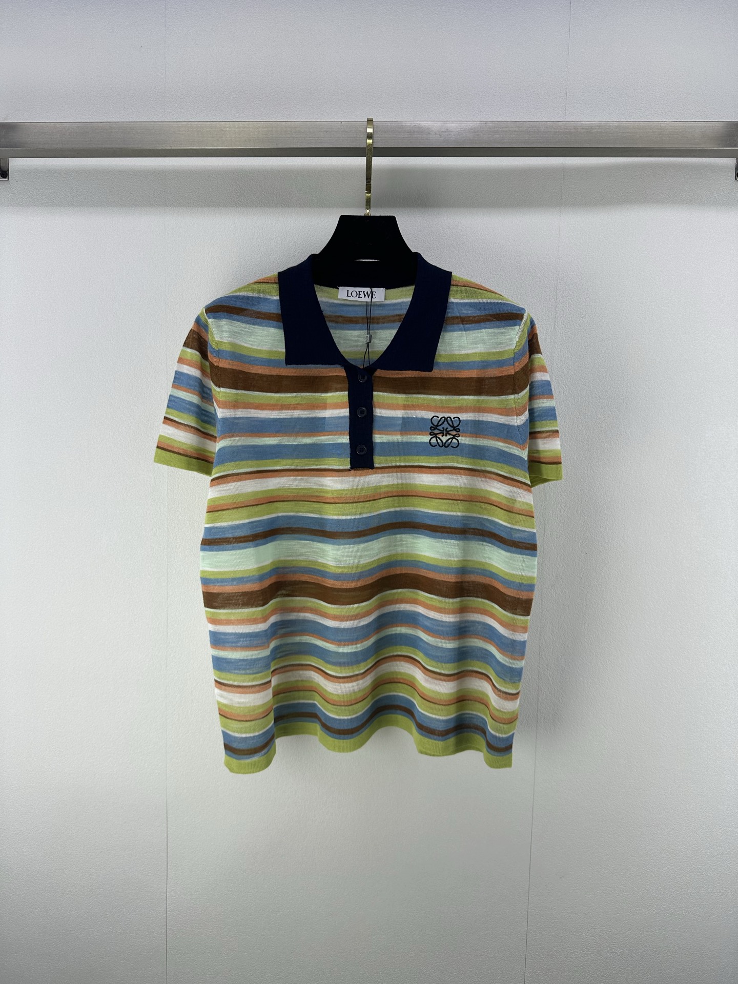 NO:445540,Loew* New details 25 Spring and summer Lapel Knitted Contrast Short Sleeves!  Positioning logo logo, custom blended yarn weaving, high-quality texture, gloss and comfortable, knitted lapel half-pallet top cut, highlighting the high-end feeling of outfits, showing a relaxed tone. The first choice for fashionable outfits in all seasons!  1 color 3 code SML, loewe, T-shirt, alexander wang19860909loew*上新细节 25 春夏最新翻领针织撞色短袖！定位徽标logo 定制混纺纱线织造 质感高级 光泽舒适 针织翻领半开襟上衣剪裁 凸显穿搭高级感 尽显松弛调性 四季时尚穿搭首选！ 1色3码SML,,loewe,T-shirt,alexander wang,Women's clothing