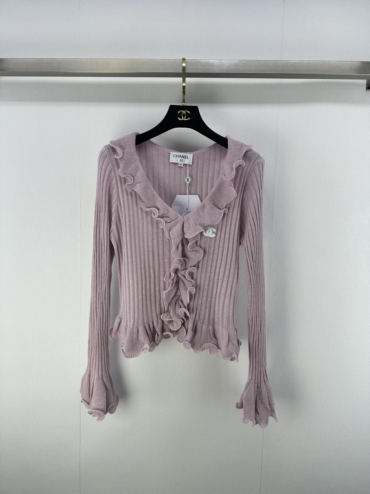 NO:446418,Chane* new details 25 New summer fungus lace cardigan long sleeve positioning flocking logo, youthful and age-reducing temperament, versatile and slim and elastic, versatile and not picky, 3 colors and 3 sizes, SML, chanel, alexander wang19860909Chane*上新细节 25 夏季新款木耳花边开衫长袖 定位植绒logo 上身青春减龄 气质百搭显瘦有弹力 百搭不挑人 3色3码SML,,chanel,alexander wang,Women's clothing