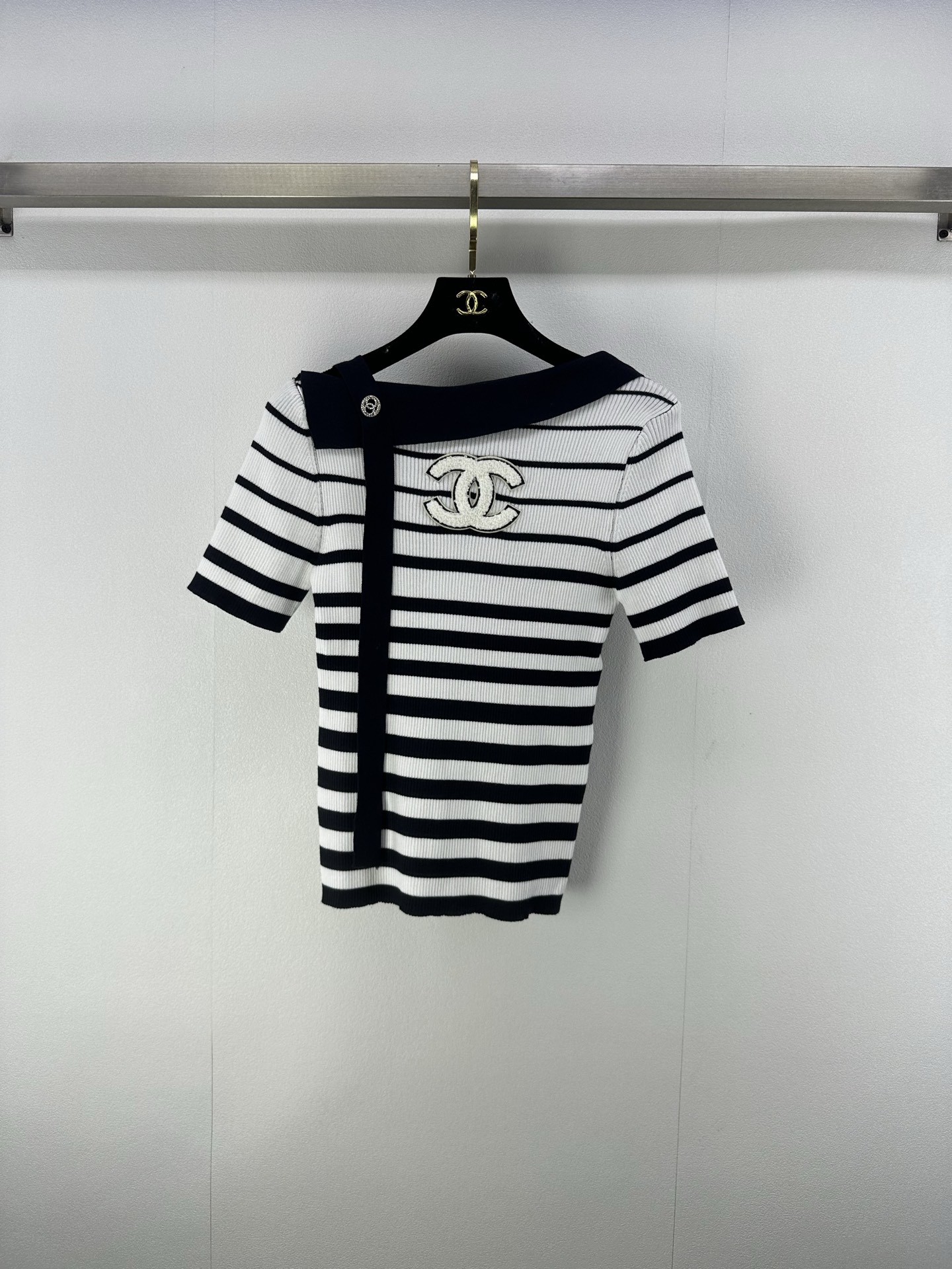 NO:445524,New details on Chane* 25 New summer striped knitted off-shoulder short sleeves Classic dark blue and white color scheme never out of date Unique navy collar design Paired with the iconic double C mark Side streamers add a chic feeling Simple and high-end Easy to grasp French elegance 1 color 3 code SML, chanel, T-shirt, alexander wang19860909Chane*上新细节 25 夏季新款条纹针织斜肩短袖 经典深蓝白配色永不过时 独特海军领设计 搭配标志性双C标 侧边飘带增添别致感 简约又高级 轻松拿捏法式优雅 1色3码SML,,chanel,T-shirt,alexander wang,Women's clothing