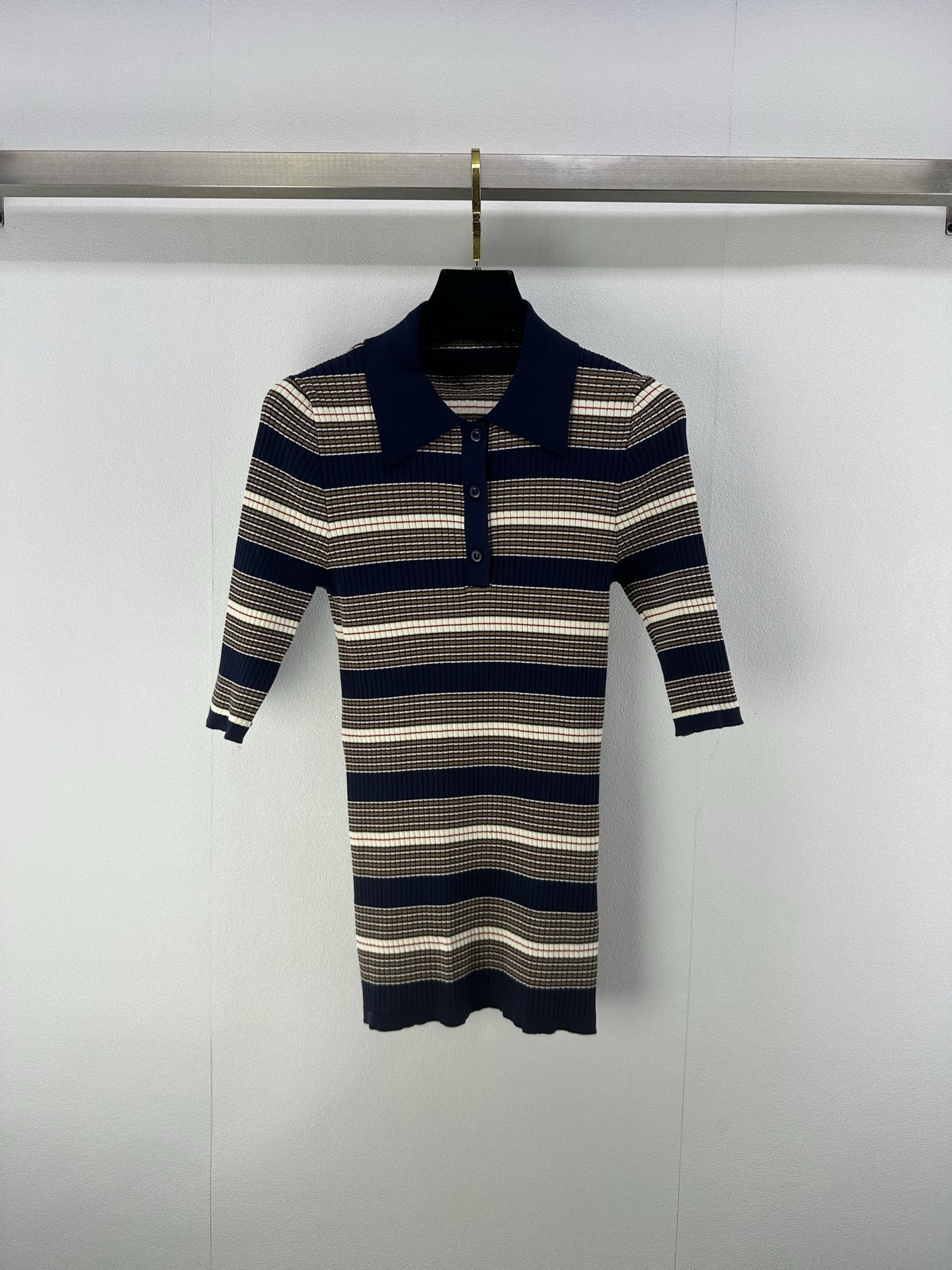 NO:445588,Prad* New details 25 Spring and summer new knitted lapel short sleeves Contrast striped splicing design Classic brand letter logo embroidery embroidery high-end fashionable and versatile 1 color 3 code SML, prada, T-shirt, alexander wang19860909Prad* 上新细节 25 春夏新款针织翻领短袖 撞色条纹拼接设计 经典品牌字母logo刺绣点缀 高级时髦百搭 1色3码SML,,prada,T-shirt,alexander wang,Women's clothing