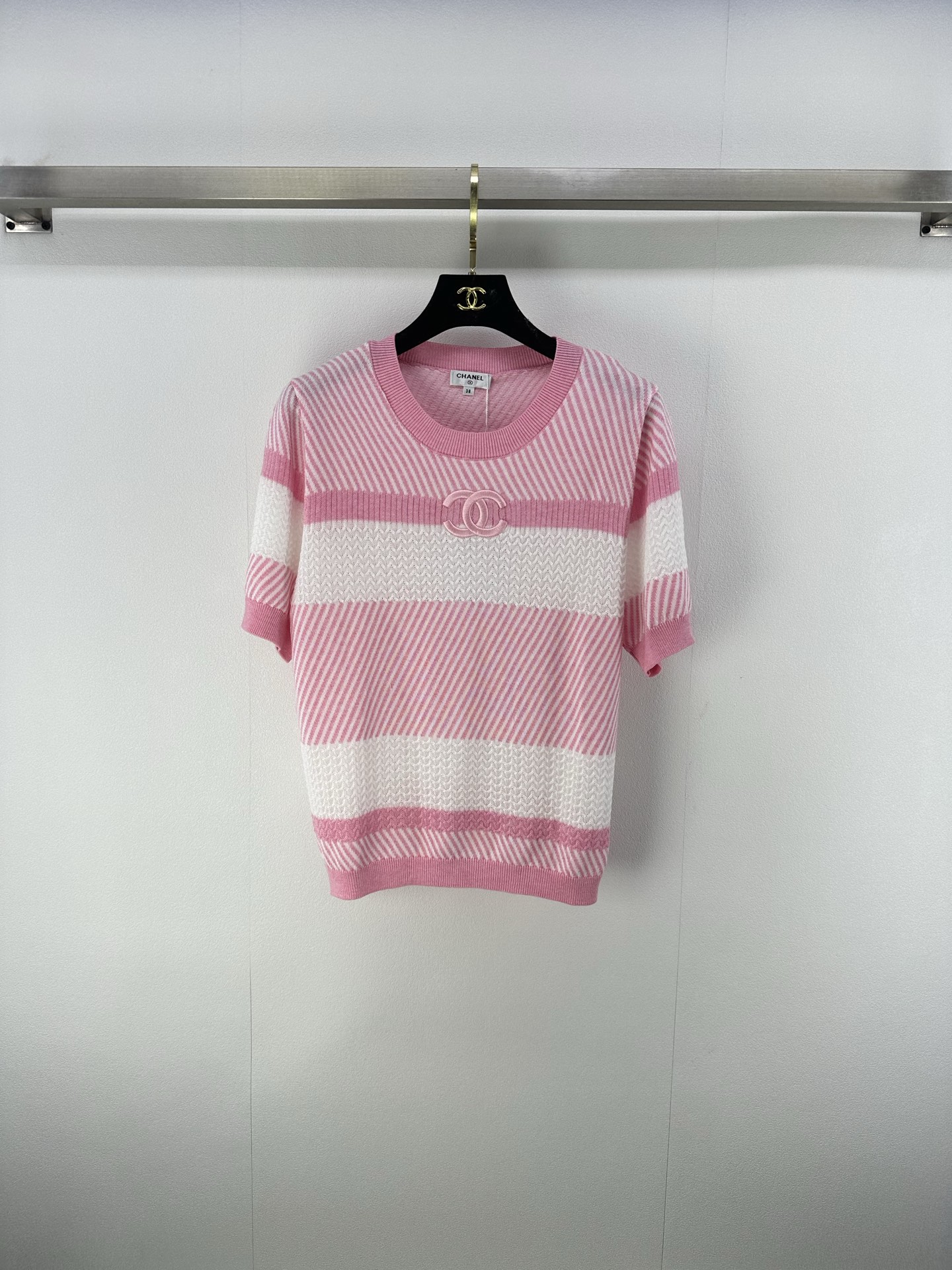 NO:444581,Chane* new details 25 New summer knitted round neck color short sleeves show the atmospheric style. The iconic double C logo is exquisitely presented with contrasting stripes. Classic elements are intertwined with modern fashion. Whether you are strolling through the bustling business district or visiting a fine dining experience, you can use Chane's unique charm to interpret extraordinary taste. 2 colors and 3 codes SML, chanel, chanel, T-shirt, alexander wang19860909Chane*上新细节 25 夏季新款针织圆领彩色短袖 尽显大气格调 标志性双C logo 精致呈现 搭配撞色条纹 经典元素交织现代时尚 无论是漫步繁华商圈 还是赴约精致餐叙 皆能以香奈独特魅力 诠释非凡品味 2色3码SML,,chanel,chanel,T-shirt,alexander wang,Women's clothing