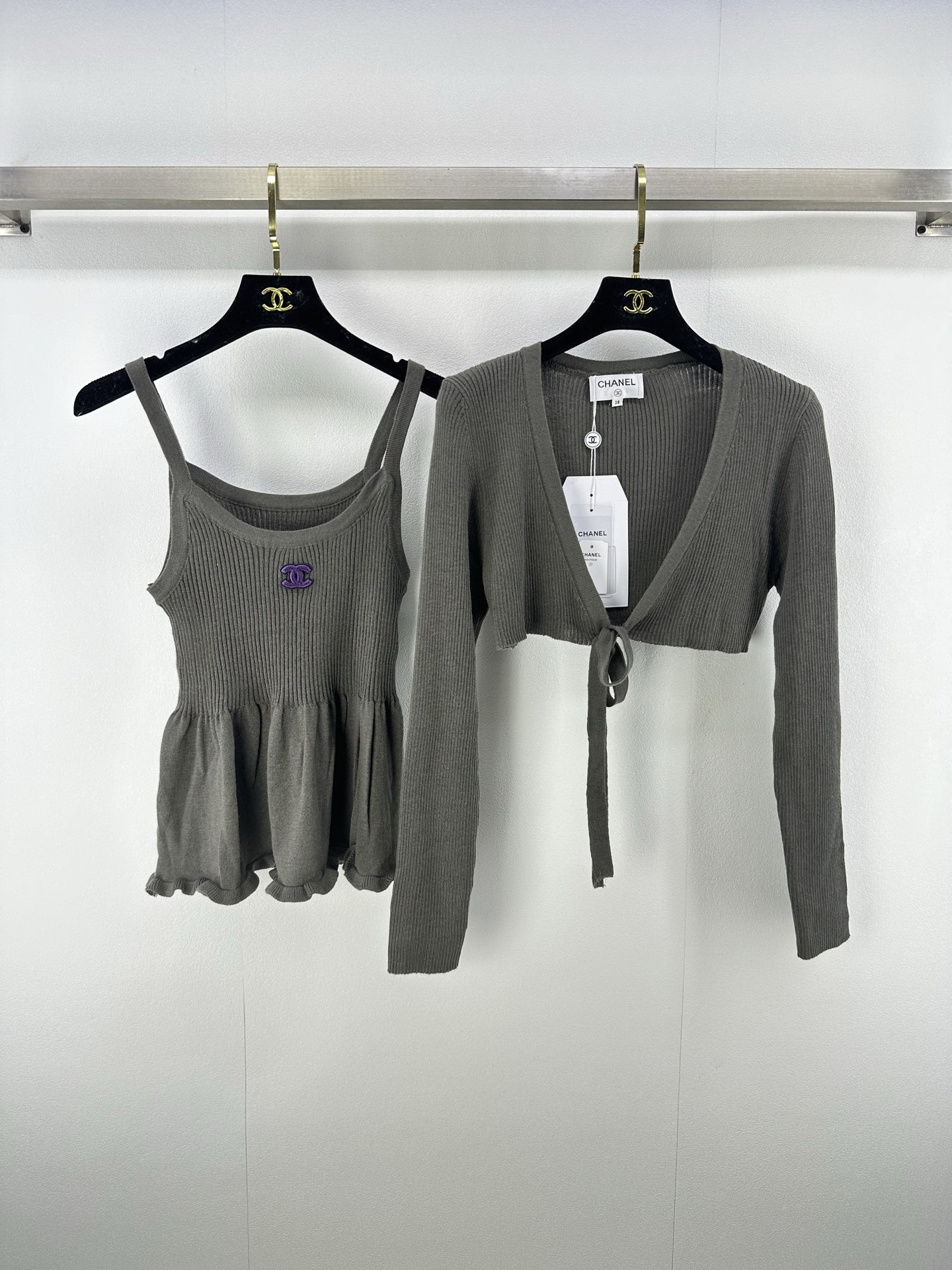 NO:445546,Chane* New Details 25 Spring and Summer Latest Two-Piece Set Sling Ruffle Vest + V-neck Short Lace Cardigan!  The color contrasting logo on the chest is sexy and sweet. It is refreshing and not stuffy in summer. It is simple and energetic when going out on the street every day!  3 color 3 code SML, chanel, alexander wang19860909Chane*上新细节 25 春夏最新两件套套装 吊带荷叶边背心+v领短系带开衫！胸口撞色logo 性感不失甜美 夏日清爽不闷热,日常出街简单又具有活力！ 3色3码SML,,chanel,alexander wang,Women's clothing