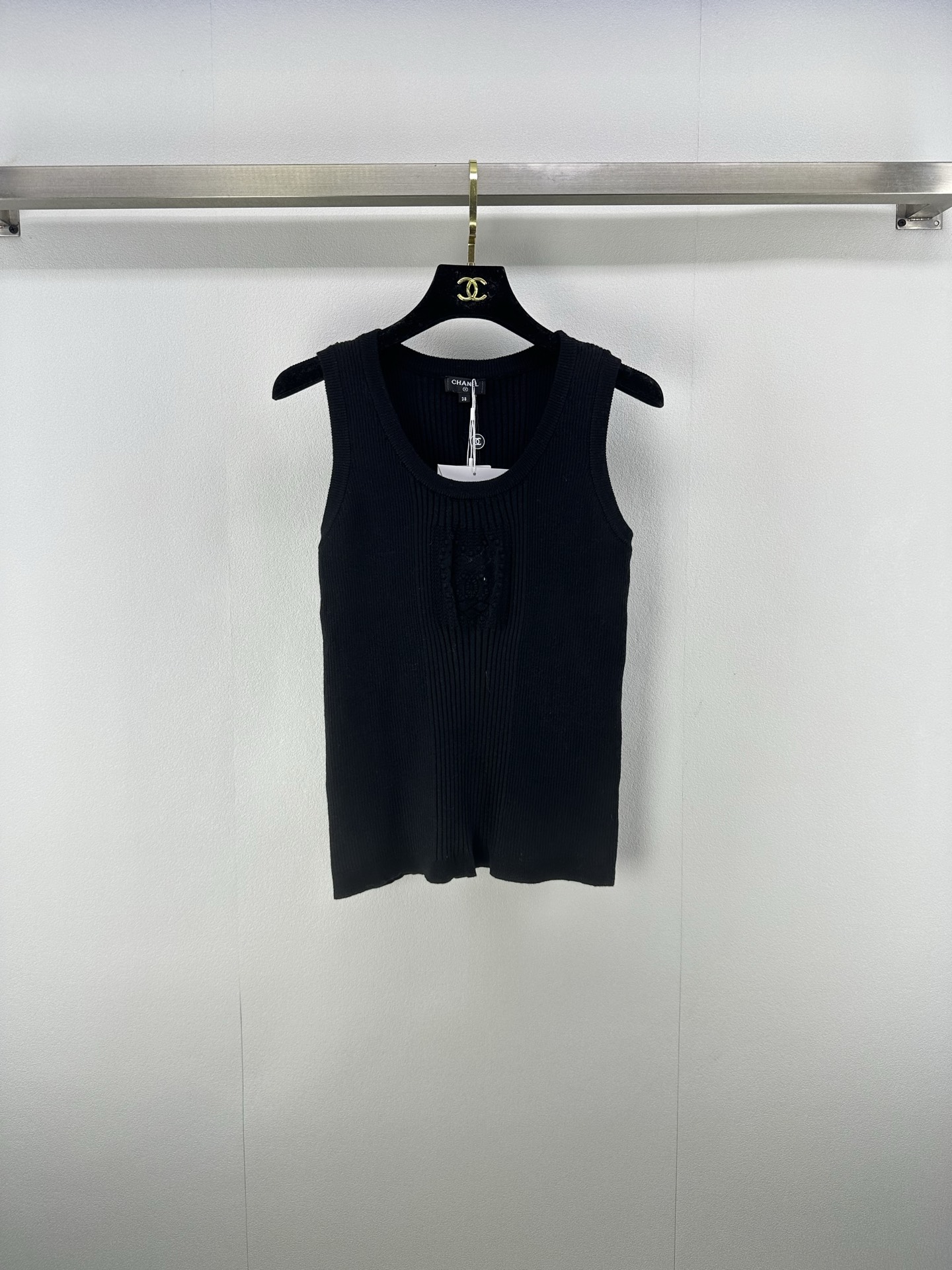 NO:446407,Chane* New details 25A Spring and summer new knitted U-neck vest classic double c letter logo decoration leader edging design simple fashionable high-end versatile 2 colors 3 codes SML, chanel, alexander wang19860909Chane* 上新细节 25A 春夏新款针织U领背心 经典双c字母logo装饰 领袖口包边设计 简约时髦高级百搭 2色3码SML,,chanel,alexander wang,Women's clothing