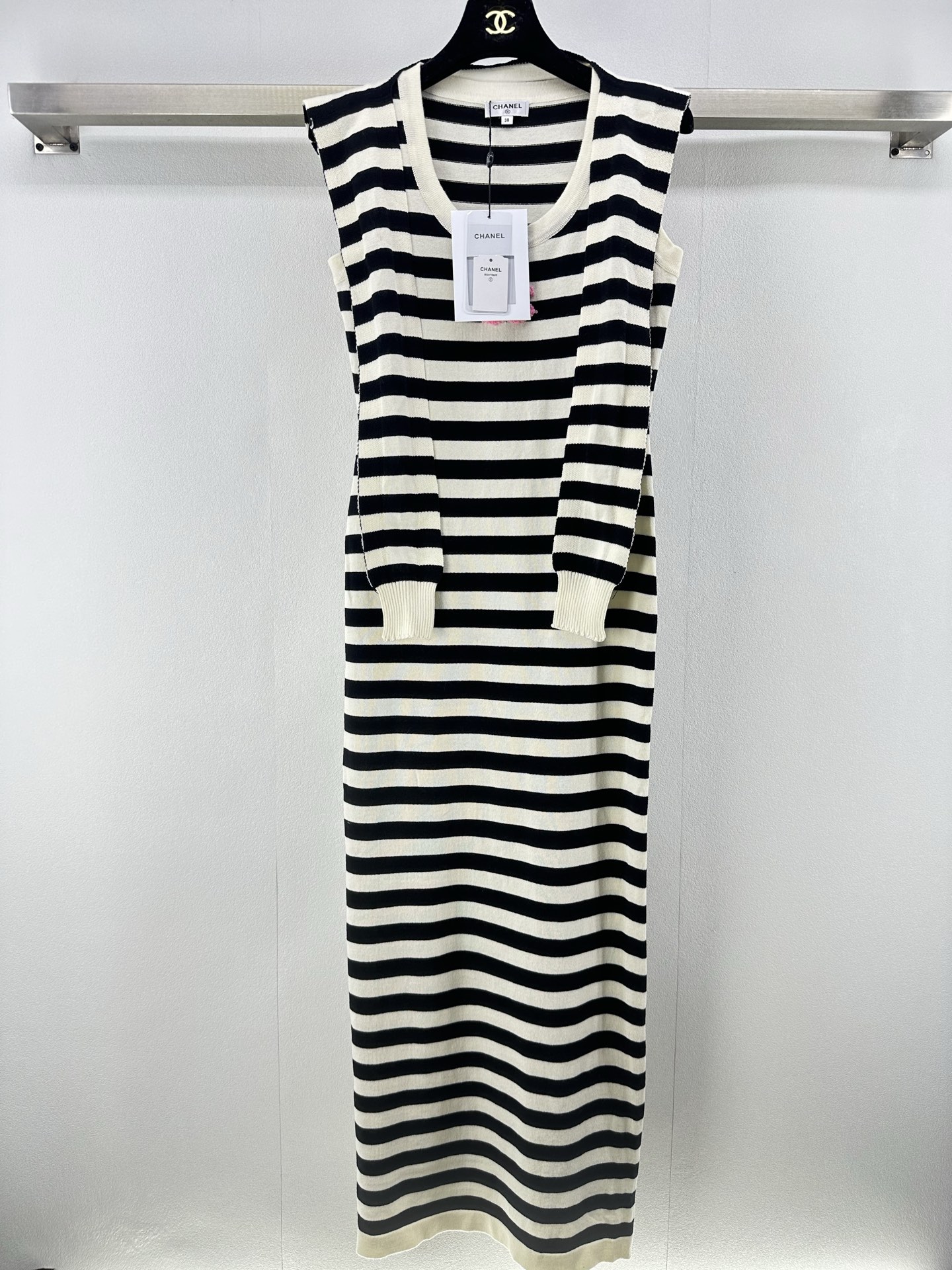 NO:450027,Chane* New details 25 New summer striped two-piece vest skirt, removable shawl, a must-have artifact for white and rich beauty!  The three-dimensional embroidery logo design is low-key and luxurious. It is a universal and versatile artifact. The inner style is super slim!  Imported blended yarns have super comfortable texture!  Casual, fashionable and high-end!  1 color 3 code SML, chanel, skirts, shawls, alexander wang19860909Chane* 上新细节 25 夏季新款条纹两件套背心裙 可拆卸披肩 白富美必入神器！立体刺绣logo设计低调奢华.万能百搭神器 内搭版型超显瘦！进口混纺纱线质感超舒适！休闲时髦又高级！ 1色3码SML,,chanel,skirts,shawls,alexander wang,Women's clothing