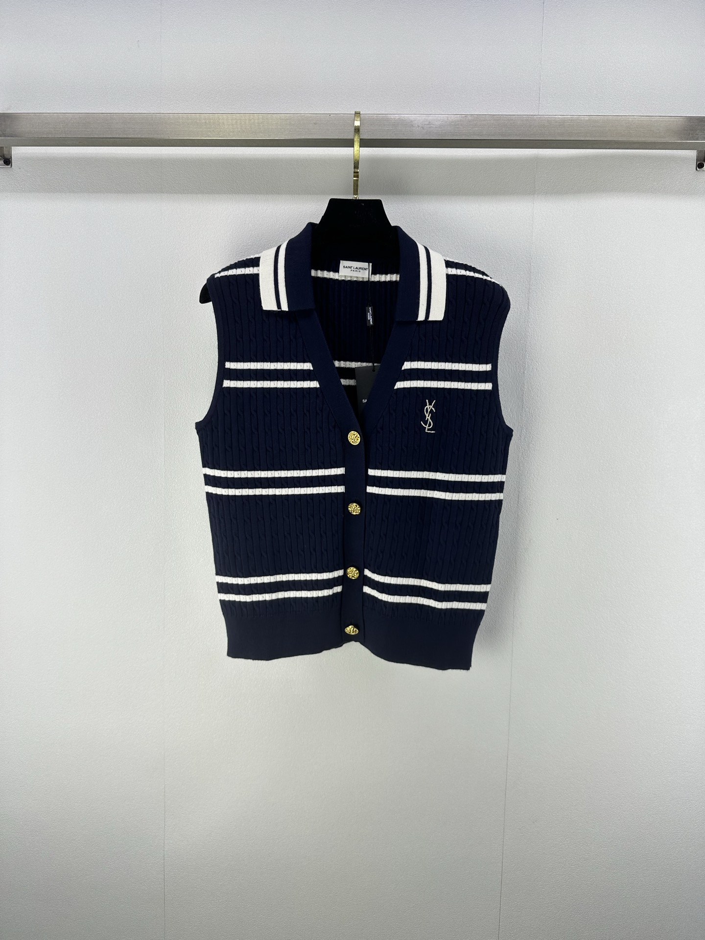 NO:459413,New details on Ysl* 25 New autumn navy striped wool knitted v-neck cardigan vest, small retro design of lapel, exquisite gold embroidery logo, light French elegant style!  The feeling of a chaebol's daughter!  I love it if I don’t choose the occasion!  1 color 3 code SML, saint laurent,alexander wang19860909Ysl*上新细节 25 秋季新款藏青色条纹羊毛针织v领开衫背心, 翻领小复古设计,金色刺绣logo精致,轻法式优雅风！财阀千金既视感 ！不挑场合我好爱！ 1色3码SML,,saint laurent,alexander wang,Women's clothing