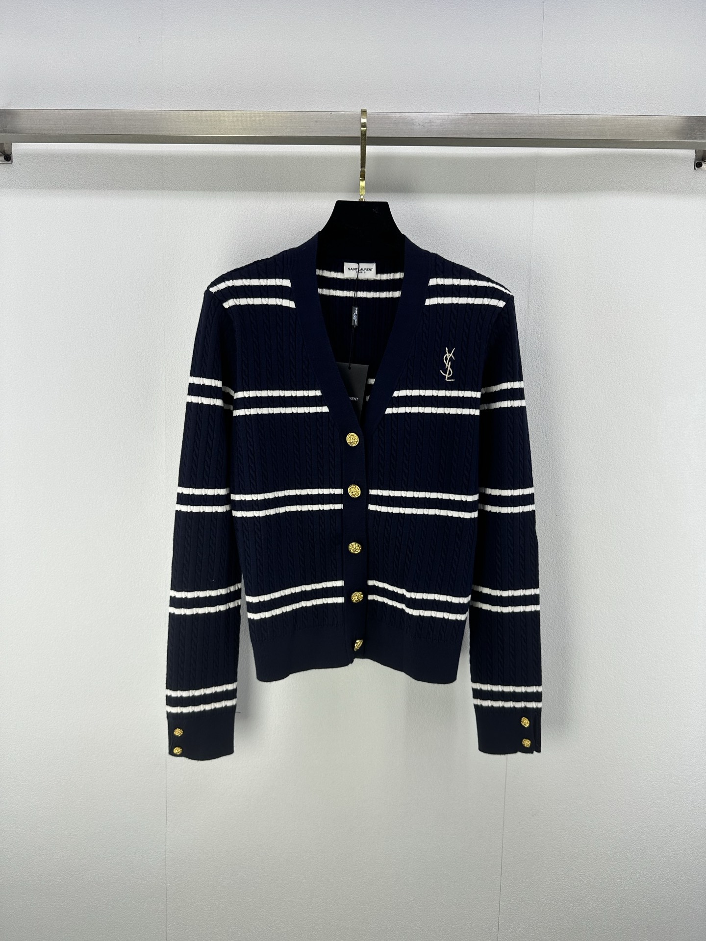 NO:459410,New details on Ysl* 25 New autumn navy striped wool knitted v-neck cardigan, round neck small retro design, golden embroidery logo exquisite, light French elegant style!  The feeling of a chaebol's daughter!  I love it if I don’t choose the occasion!  1 color 3 code SML, saint laurent,alexander wang19860909Ysl*上新细节 25 秋季新款藏青色条纹羊毛针织v领开衫, 圆领小复古设计,金色刺绣logo精致,轻法式优雅风！财阀千金既视感 ！不挑场合我好爱！ 1色3码SML,,saint laurent,alexander wang,Women's clothing
