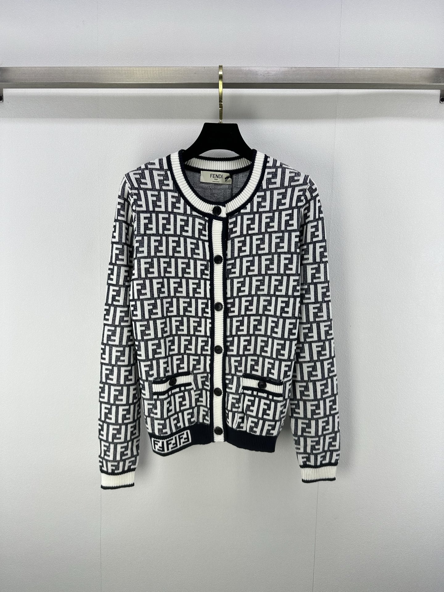 NO:462384,FEND* New Details 25 Early Fall Latest Alphabet Jacquard Knit Cardigan Long Sleeve!  Customized wool yarn weaving, high-quality texture and breathable, knitted cardigan tailoring, the whole body uses fine crochet texture to outline the letter jacquard pattern to highlight the high-end feeling of outfit. The neckline hem is narrowed with elastic pit strips and threads. The design maintains a unified tone. The overall look is high-end and casual, highlighting the light luxury and fashionable temperament. The slim fit style makes the slim temperament suitable for retro and fashionable temperament goddess outfits!  2 color 3 code SML, fendi, alexander wang19860909FEND* 上新细节 25 早秋最新字母提花针织开衫长袖！定制羊毛纱线织造 质感高级透气 针织开衫剪裁 通体利用细密钩针肌理勾勒字母提花图案 凸显穿搭高级感 领口衣摆以弹力坑条螺纹包边收窄 设计保持统一调性 整体造型高级休闲 凸显轻奢时髦气质 修身版型显瘦气质 适配复古时髦气质女神穿搭！ 2色3码SML,,fendi,alexander wang,Women's clothing