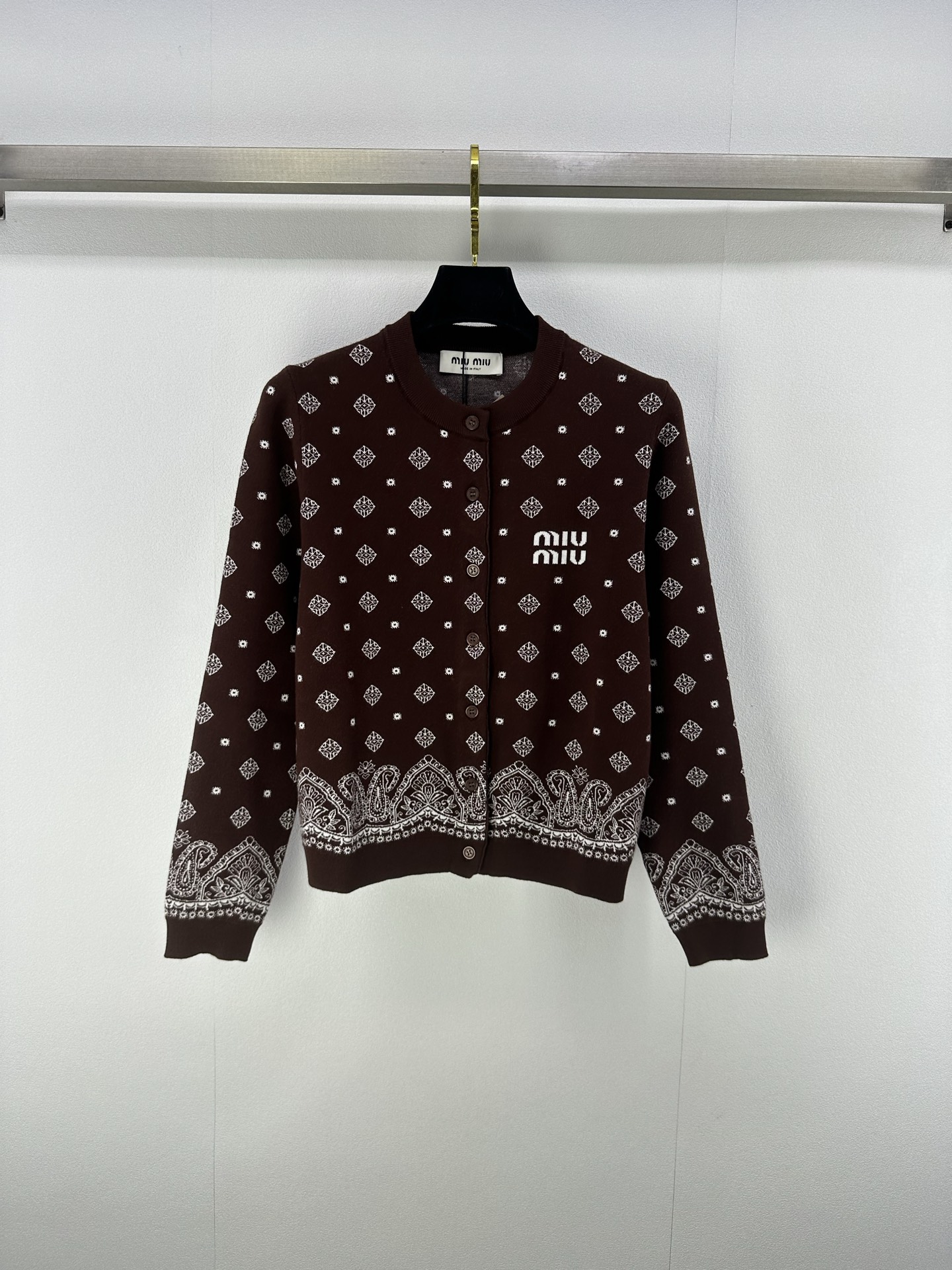 NO:459393,Miumi* new details 25 New autumn knitted long-sleeved diamond cardigan custom YB silk yarn wool yarn soft and comfortable fashionable and slim long-sleeved knitted cardigan cut full-clad design buttons to facilitate on and off Large body with diamond-shaped hollow totem hem cuff cashew flower decoration with threaded edges Fully fine exquisiteness Decorated with iconic letter logo on the chest Show Miao's best temperament Academy style Add a gentle and literary atmosphere Perfect for random matching 1 color 3 SML,,miumiu,alexander wang19860909Miumi*上新细节 25 秋季新品针织长袖菱格开衫 定制YB丝毛纱线织造 柔软舒适 洋气显瘦 长袖针织开衫剪裁 全开襟设计系扣便利穿脱 大身以菱形镂空图腾下摆袖口腰果花装饰点缀 配合螺纹包边 精致度满分 胸前标志性字母徽标装饰 展现缪氏最拿手的气质学院风格 增添温柔文艺气息 随意搭配都完美 1色3码SML,,miumiu,alexander wang,Women's clothing