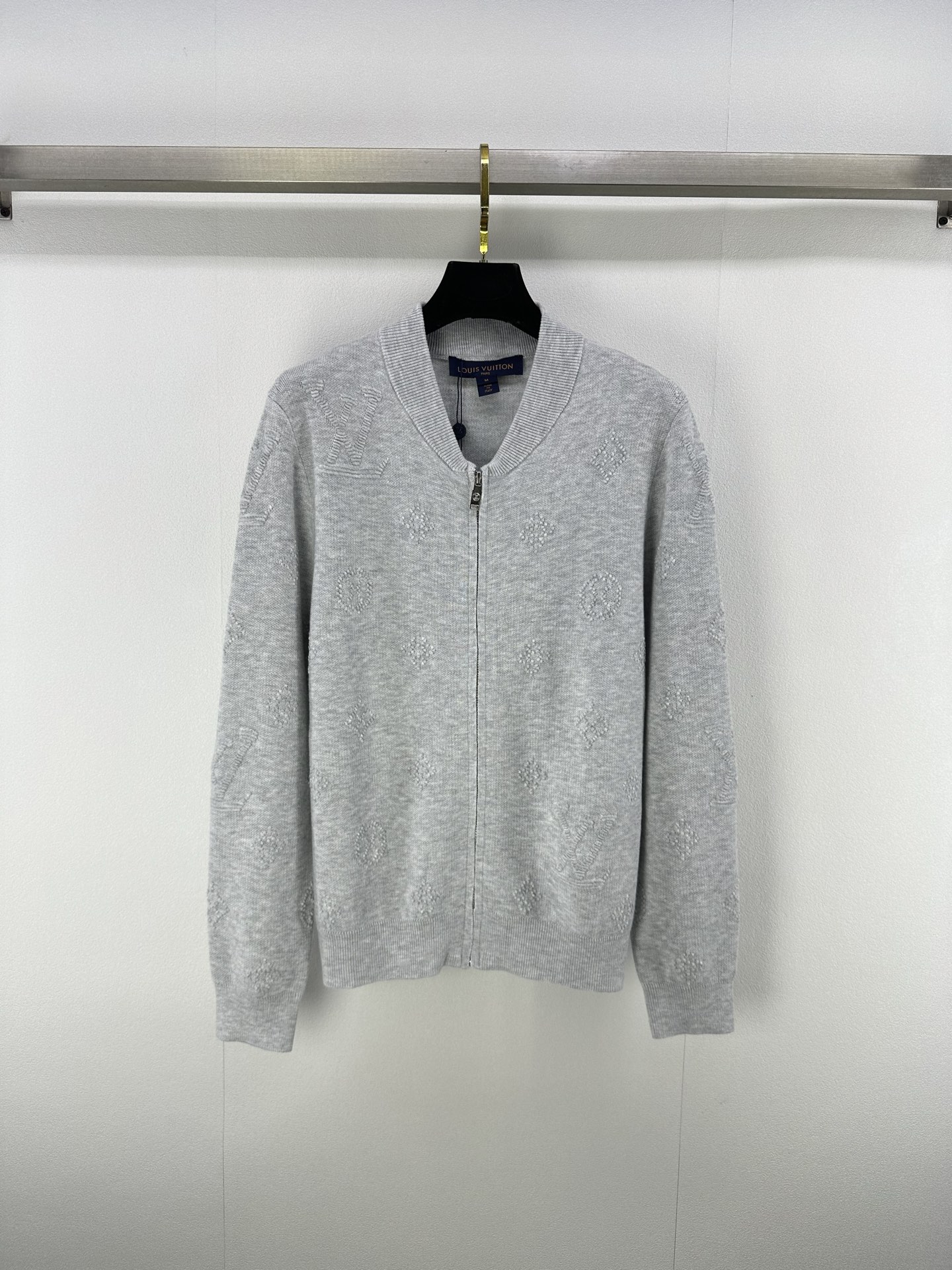 NO:459399,New details on LV 25 Autumn and winter new round neck embossed presbyterian zipper sweater, the best-selling old-fashioned old-fashioned sweater from the donkey, high-end color matching with embossed dark patterns, full of details, easy to get a variety of styles, relaxed and lazy. Women can wear 3 colors and 3 sizes SML,,louis vuitton,louis vuitton,louis vuitton,sweaters,alexander wang19860909LV上新细节 25 秋冬新款圆领浮雕老花拉链毛衣 驴家的绝绝子中性老钱风毛衣,高级配色搭配浮雕暗纹老花细节感十足,轻松get多种风格,松弛慵懒 女都可以穿 3色3码SML,,louis vuitton,louis vuitton,louis vuitton,sweaters,alexander wang,Women's clothing