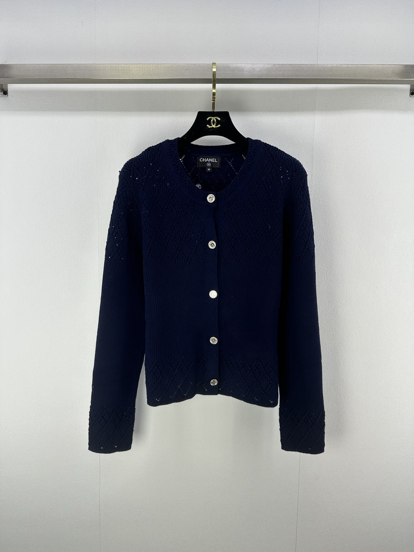 NO:459405,Chane* new details 25 new knitted round neck diamond lattice hollow cardigan custom logo button diamond lattice body slim upper body to make it look slim, fashionista must-have items, full of fragrance style, 3 colors and 3 sizes SML, chanel, alexander wang19860909Chane*上新细节 25 秋冬新款针织圆领菱格镂空开衫 定制logo纽扣 菱格衣身 上身修身显瘦 时髦精们必备单品 小香风满满 3色3码SML,,chanel,alexander wang,Women's clothing