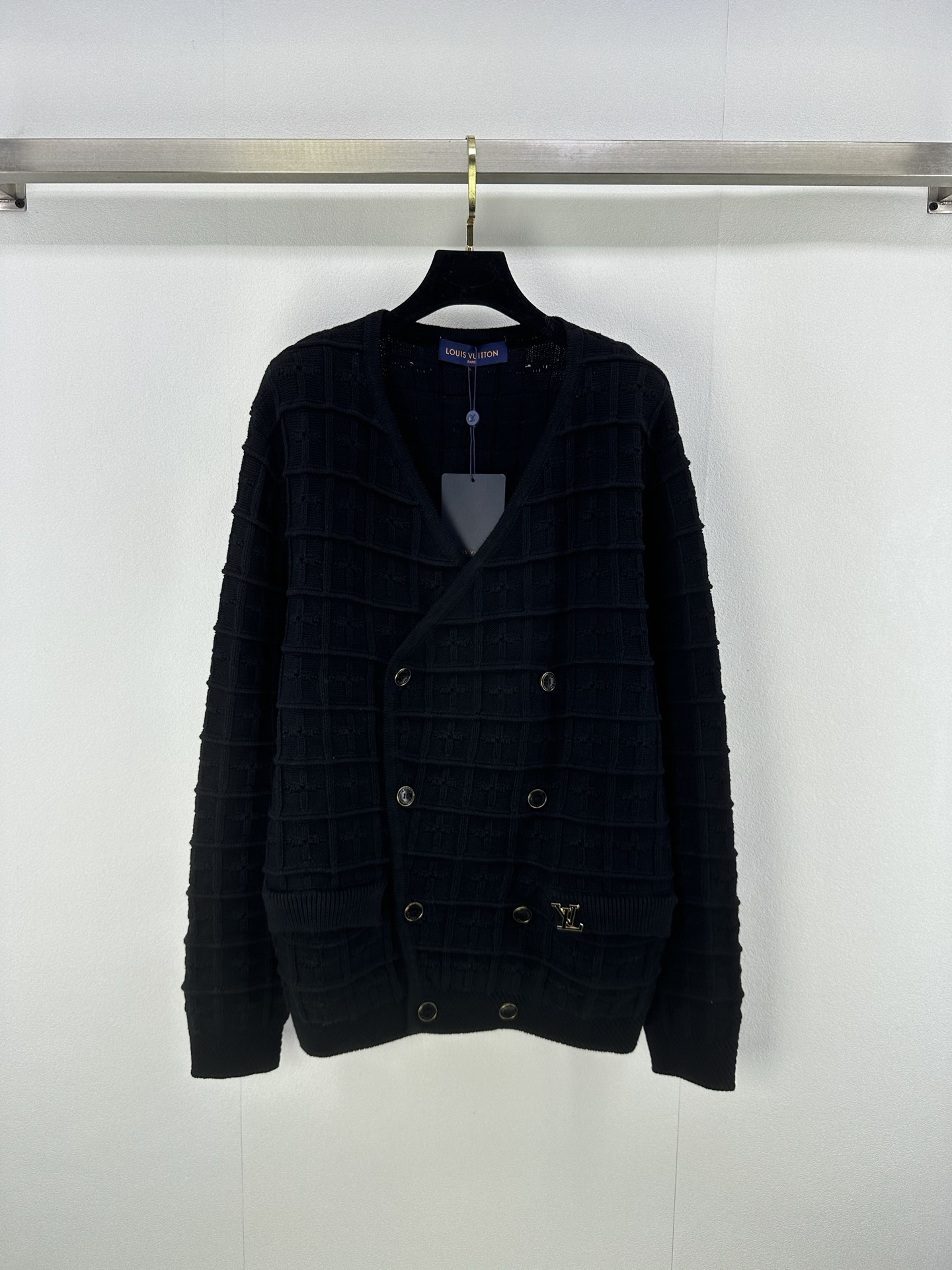 NO:461003,:1 Lv* new details 25 New autumn and winter plaid double-breasted cardigan same style, star style, large V-neck regular style cut, upper body look slim and casual, positioning metal logo, fashionable and design sense, plaid classic and versatile, double-breasted open button design, atmospheric and design highlights, daily temperament, same style, men and women, 1 color, 3 size SML,, louis vuitton, alexander wang19860909:1 Lv*上新细节 25 秋冬新品格纹双排扣撞开衫 明星同款 大V领常规版型剪裁 上身显瘦休闲 定位金属logo 时髦有设计感 格子经典百搭 双排扣开扣设计 大气有设计亮点 日常有气质 男女同款 1色3码SML,,louis vuitton,alexander wang,Women's clothing