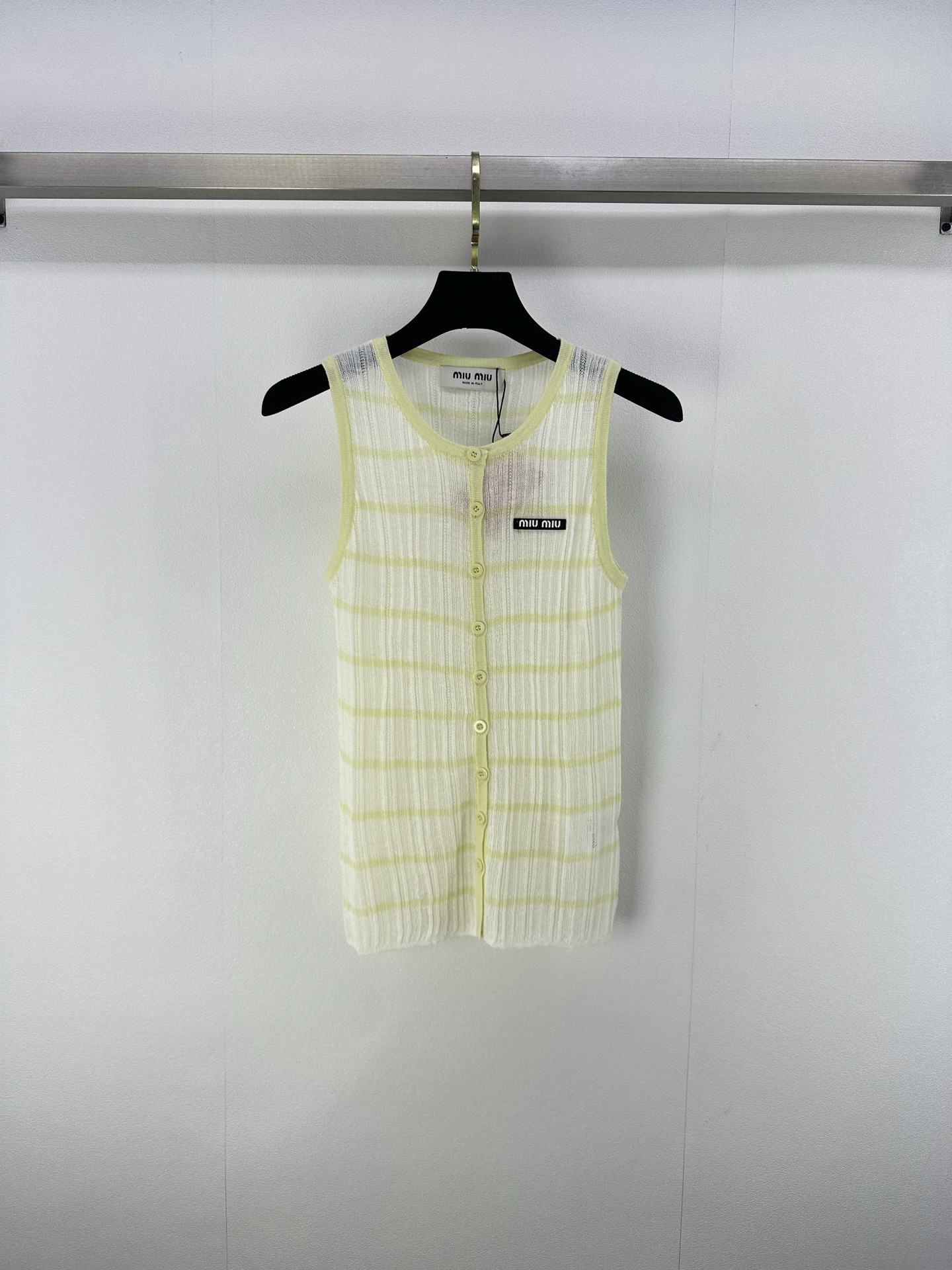 NO:459421,Miumiu* new details 25 new summer striped knitted cardigan vest fresh color matching super healing thin material very breathable round neck design adds a sense of casualness and easily creates a sweet and cool style 2 colors 3 codes SML, miumiu, alexander wang19860909miumiu*上新细节 25 夏季新款条纹针织开衫背心 清新配色超治愈 轻薄材质很透气 圆领设计增添休闲感 轻松打造甜酷风 2色3码SML,,miumiu,alexander wang,Women's clothing