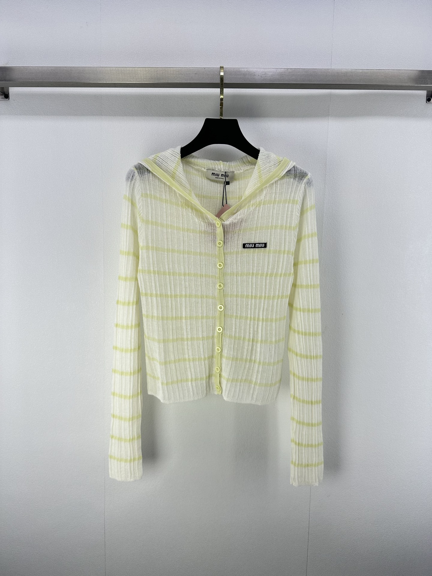 NO:459426,Miumiu* new details 25 New summer striped hooded knitted cardigan long sleeves Fresh color matching super healing Thin material is breathable Hooded design adds a sense of casualness Easy to create a sweet and cool style 2 colors 3 codes SML, Miumiu,hats,alexander wang19860909miumiu*上新细节 25 夏季新款条纹连帽针织开衫长袖 清新配色超治愈 轻薄材质很透气 连帽设计增添休闲感 轻松打造甜酷风 2色3码SML,,miumiu,hats,alexander wang,Women's clothing