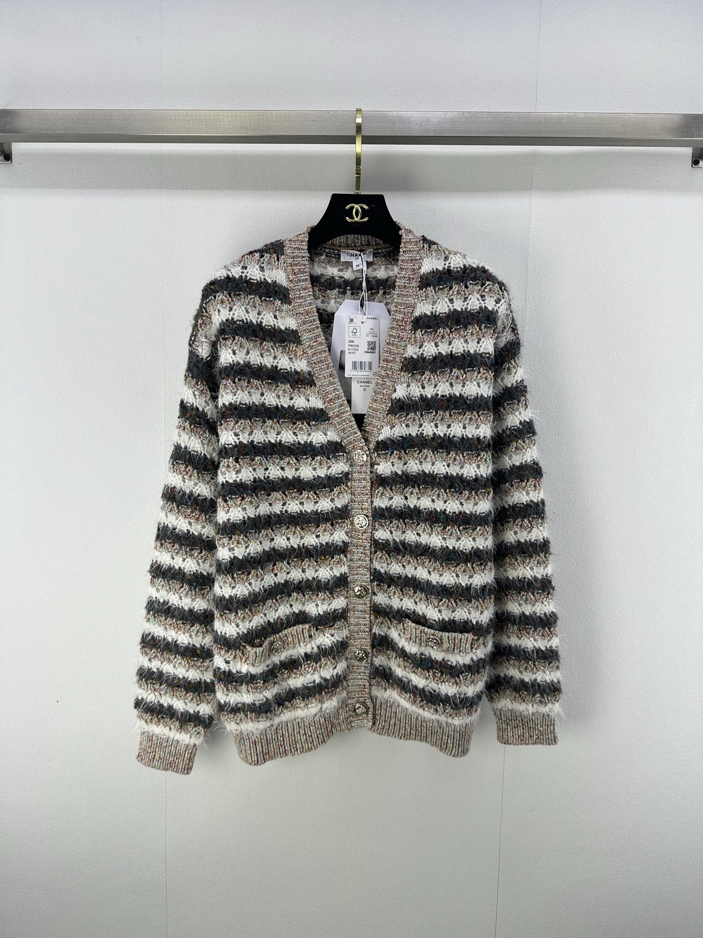 NO:461010,Chane* New Details 25 Autumn New Thick Line Colorful Alpaca V-neck Cardigan Long Sleeve!  Contrasting color yarns, retro style, age-reducing girlish style. Contrasting color striped design style, making the upper body look slim!  A retro lazy and fashionable stacking artifact!  Original open-film hardware buckle is useless and not picky. 1 color 3 code SML, chanel, alexander wang19860909Chane*上新细节 25 秋季新款粗线彩纱羊驼毛V领开衫长袖！撞色彩色纱线 气质复古风减龄少女风.撞色条纹设计版型上身巨显瘦！复古慵懒又时髦的叠搭神器！原版开膜五金扣 白搭不挑人. 1色3码SML,,chanel,alexander wang,Women's clothing