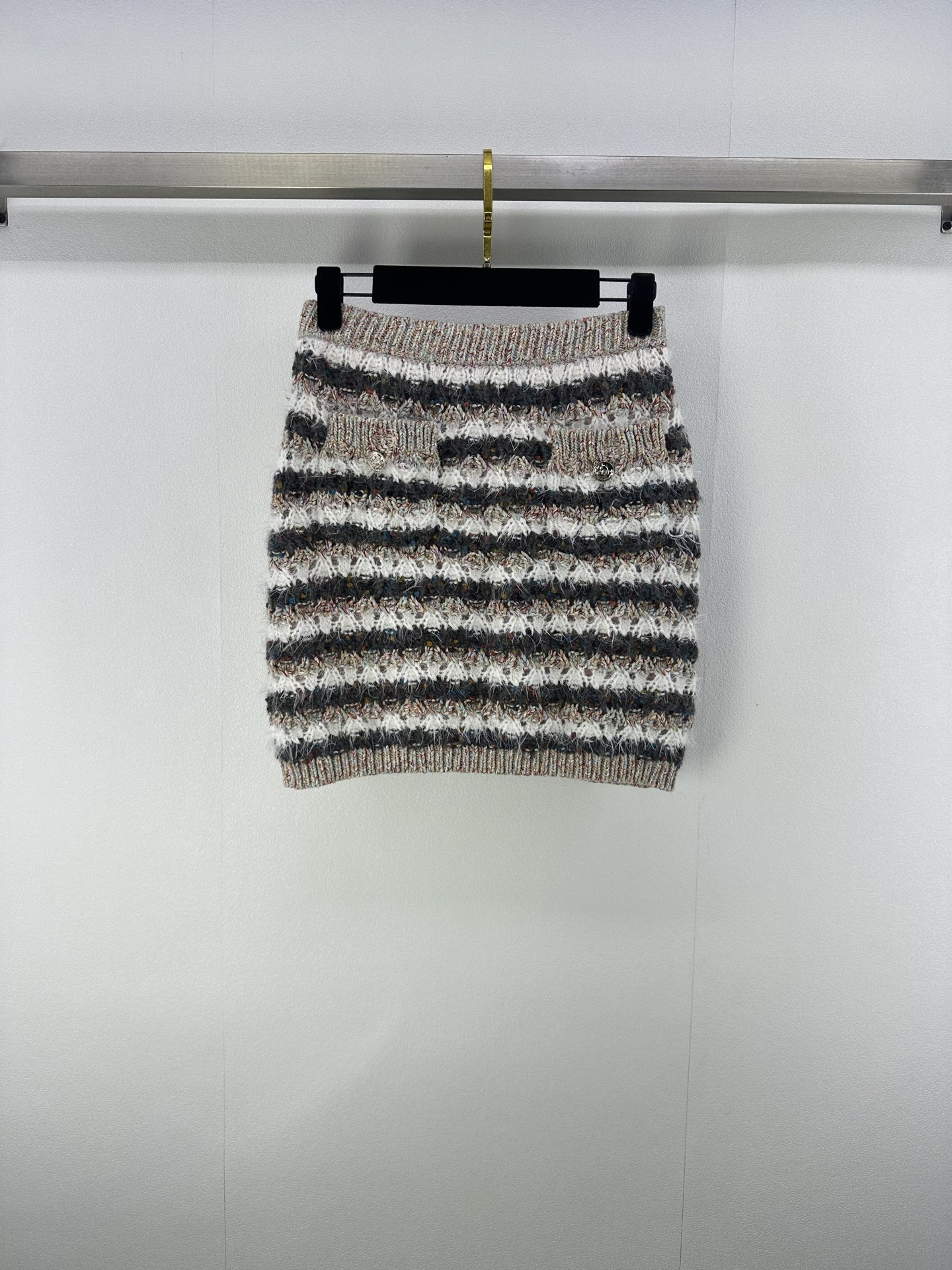 NO:461016,Chane* New Details 25 Autumn New Thick Line Colorful Alpaca Skirt!  Contrasting color yarns, retro style, age-reducing girlish style. Contrasting color striped design style, making the upper body look slim!  A retro lazy and fashionable stacking artifact!  Original open-film hardware buckle is useless and not picky. 1 color 3 code SML, chanel, skirts, alexander wang19860909Chane*上新细节 25 秋季新款粗线彩纱羊驼半裙！撞色彩色纱线 气质复古风减龄少女风.撞色条纹设计版型上身巨显瘦！复古慵懒又时髦的叠搭神器！原版开膜五金扣 白搭不挑人. 1色3码SML,,chanel,skirts,alexander wang,Women's clothing