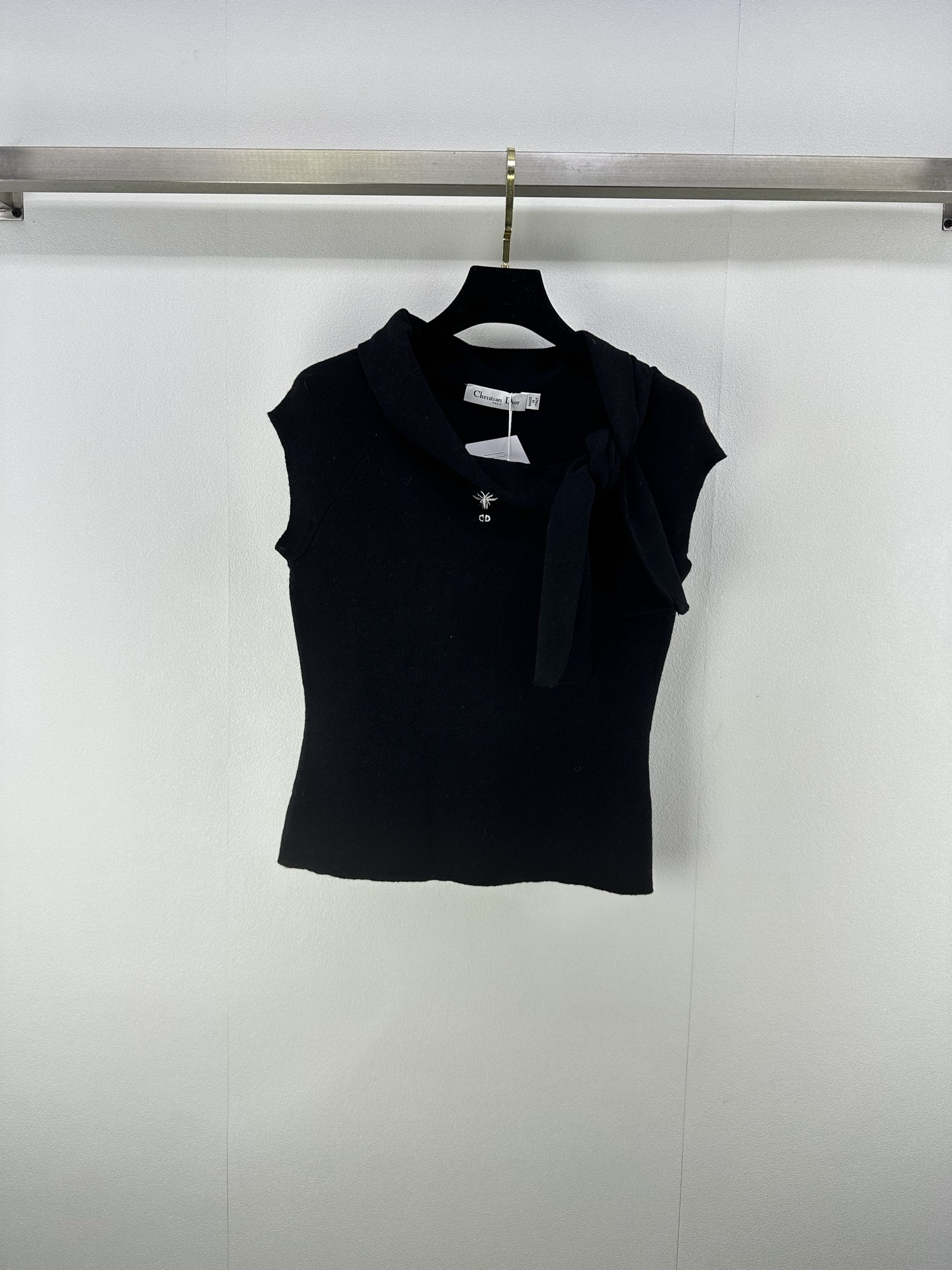 NO:462351,Dio* new details 25 Autumn new halter necklace vest Positioning Logo halter necklace design Straight sway elegant high-end and fashionable, desire and pure temperament and age-reducing items, the style is not picky for people, the upper body is super slim 3 colors and 3 sizes SML, dior, alexander wang19860909Dio*上新细节 25 秋季新款挂脖系带的背心 定位Logo 挂脖系带设计 直筒摆优雅高级又时髦 又欲又纯的气质减龄单品 版型不挑人上身超显瘦 3色3码SML,,dior,alexander wang,Women's clothing