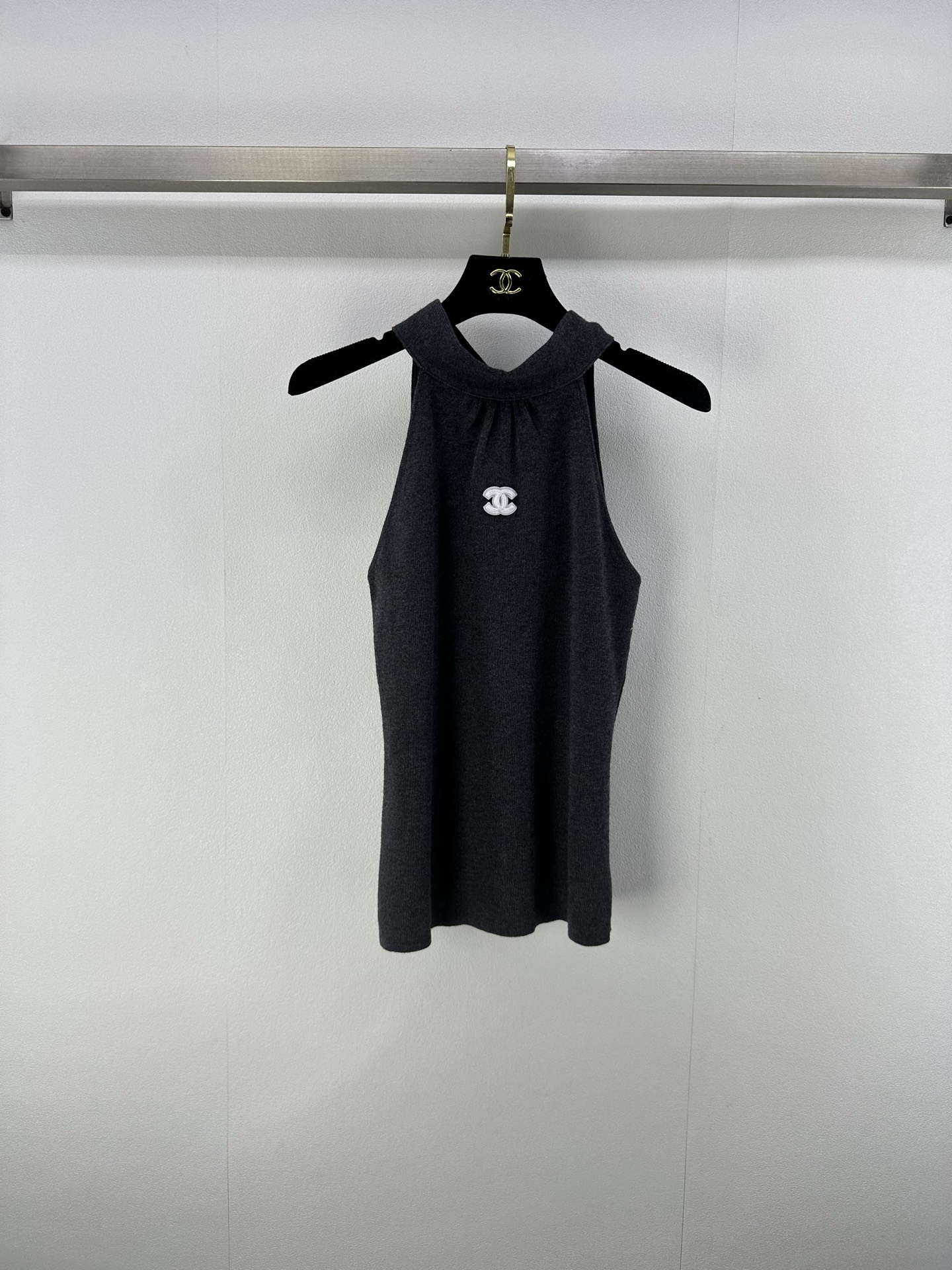 NO:462343,Chane* new details 25 Autumn new halter necklace vest Positioning Logo halter necklace design Straight sway elegant high-end and fashionable, desire and pure temperament and age-reducing items, the style is not picky for people, the upper body is super slim 3 colors and 3 sizes SML, chanel, alexander wang19860909Chane*上新细节 25 秋季新款挂脖系带的背心 定位Logo 挂脖系带设计 直筒摆优雅高级又时髦 又欲又纯的气质减龄单品 版型不挑人上身超显瘦 3色3码SML,,chanel,alexander wang,Women's clothing