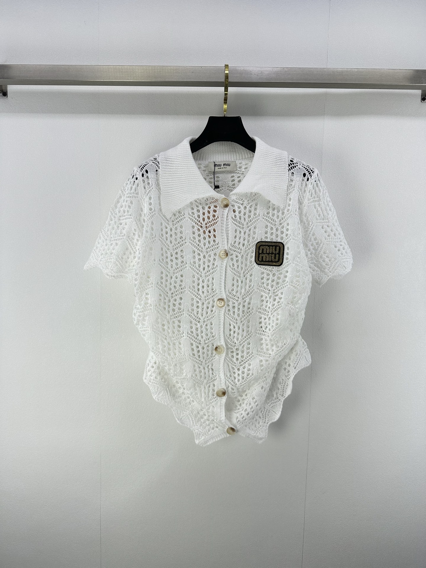 NO:462357,Miumi* New Details 25 Latest Contrast Stripe Knitted Hollow Lapel Short Sleeve for Fall!  The embroidered logo logo contrast color matching is very beautiful to create a fashionable and high-end temperament item, worry-free and upgraded the level of outfits, and a high-end and fashionable feeling up!  1 color 3 code SML, miumiu, T-shirt, alexander wang19860909Miumi* 上新细节 25 秋季最新撞色条纹针织镂空翻领短袖！刺绣logo徽标 撞色配色巨好看打造出时髦高级的气质单品,无忧抬升穿搭层次,高级时髦感up！ 1色3码SML,,miumiu,T-shirt,alexander wang,Women's clothing