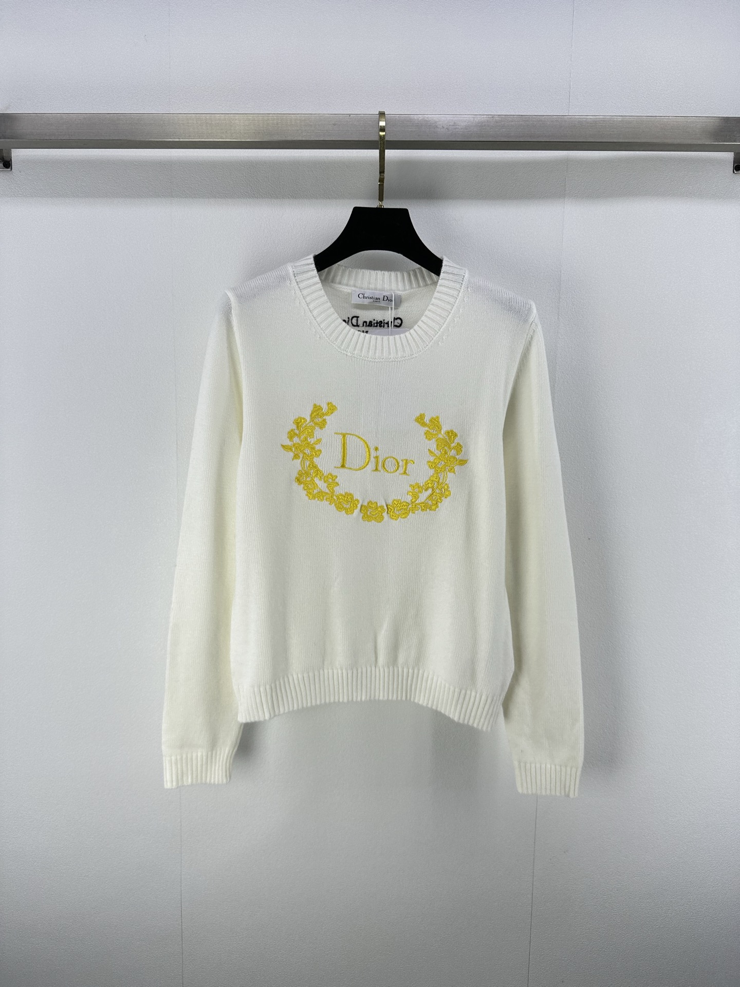 NO:462392,New details on Dio* 25 latest letter logo for autumn knitted long sleeves!  White, rich and beautiful must-have high-end items!  Contrasting letter logo is low-key and luxurious, the classic style is not picky, and the temperament is elegant and age-reducing girlish style!  2 colors 3 codes SML, dior, alexander wang19860909Dio*上新细节 25 秋季最新字母logo针织长袖！白富美必入高级单品！撞色字母logo低调奢华,经典版型不挑人,气质优雅减龄少女风！ 2色3码SML,,dior,alexander wang,Women's clothing
