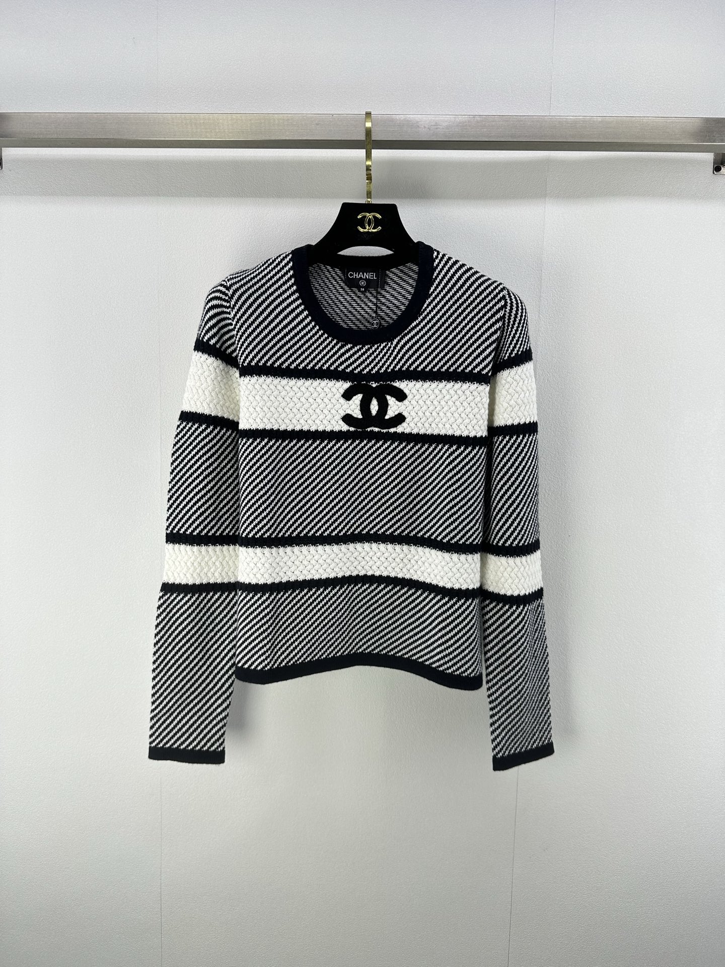 NO:459431,CHAN*L new details 25 The latest striped long sleeves in autumn, navy style striped style~ Large flocking logo embroidery on the chest, simple and versatile, must-have for stripes every year, and it looks good when worn alone!  Versatile and quality, a must-have for daily matching!  !  1 color 3 code SML, chanel, alexander wang19860909CHAN*L上新细节 25 秋季最新条纹长袖 海军风系列条纹款～ 胸前大植绒logo刺绣点缀 简约百搭 每年条纹必入款 打底单穿都好看 ！百搭有品质 日常搭配必备！！ 1色3码SML,,chanel,alexander wang,Women's clothing