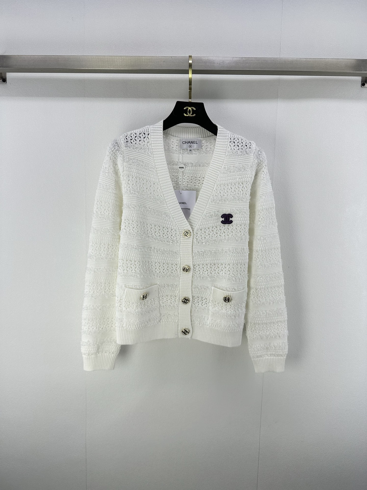 NO:459438,CHANE* New details 25 The latest double C knitted V-neck cardigan in autumn, long sleeves, customized YB imported blended knitted material, soft and delicate, texture shows the design sense, logo double C button embellishment, low-key brand style, skin-friendly soft and glutinous fabric, comfortable to wear, the upper body shows delicate and gentle feeling 1 color 3 code SML, chanel, alexander wang19860909CHANE* 上新细节 25 秋季最新双C针织V领开衫长袖 定制YB进口混纺针织材质 柔软细腻 纹理展现设计感 标志双c纽扣点缀 彰显低调品牌风格 亲肤软糯面料 穿着舒适 上身尽显精致温柔感 1色3码SML,,chanel,alexander wang,Women's clothing