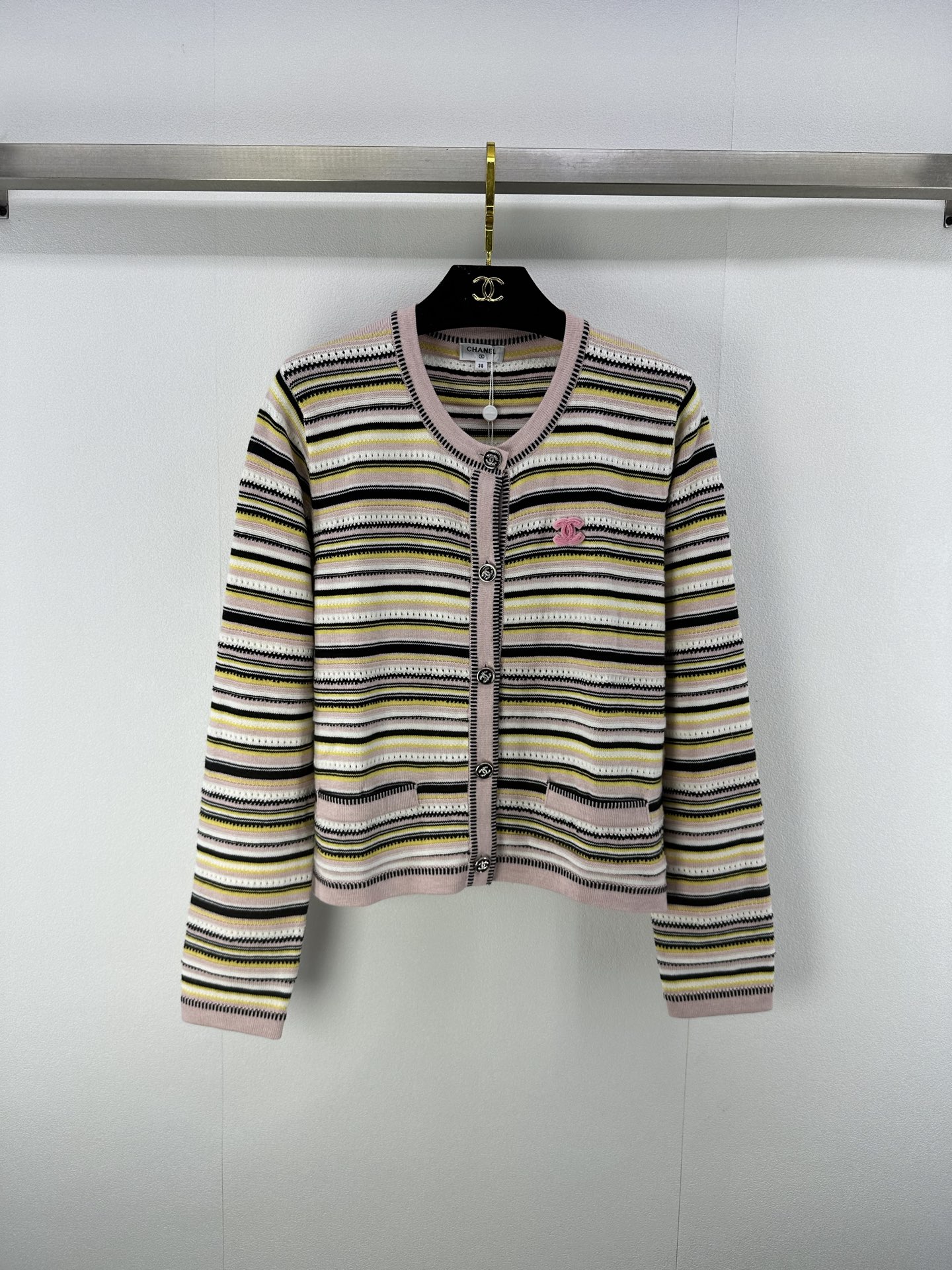 NO:459372,Chane* new details 25 New autumn striped knitted cardigan long sleeves, bright and layered colors, classic double C button embellishment, simple and exquisite, easy to create an elegant French style, it is suitable for daily outing or matching skirts, 1 color, 3 size SML, chanel, skirts, alexander wang19860909Chane*上新细节 25 秋季新款条纹针织开衫长袖 色彩明快有层次 经典双C纽扣点缀 简约又不失精致 轻松打造优雅法式风格 日常出街或搭配裙装都很合适 1色3码SML,,chanel,skirts,alexander wang,Women's clothing