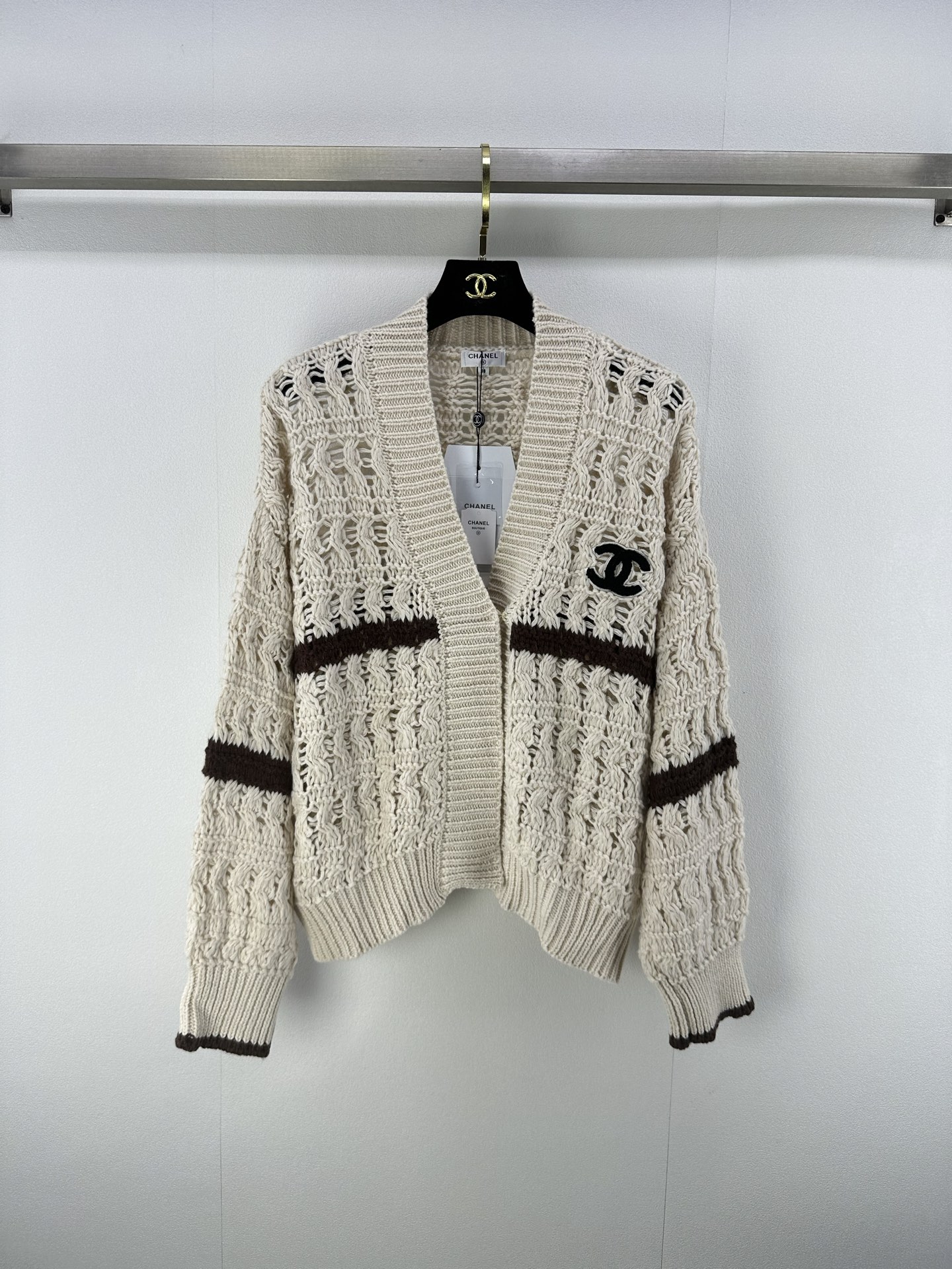 NO:459380,Chane* new details 25 New autumn products double C round neck hollow cardigan long sleeves, contrasting color logo embellishes color matching to reduce age-reducing temperament retro and fashionable!  Double pocket design, classic basic versatile style, no matter how you match it, it looks good, 2 colors, 3 codes, SML, chanel, alexander wang19860909Chane*上新细节 25 秋季新品双C圆领镂空开衫长袖,撞色logo点缀配色减龄气质复古又时髦！双口袋设计 经典基础百搭版型不挑人怎么搭都好看 2色3码SML,,chanel,alexander wang,Women's clothing