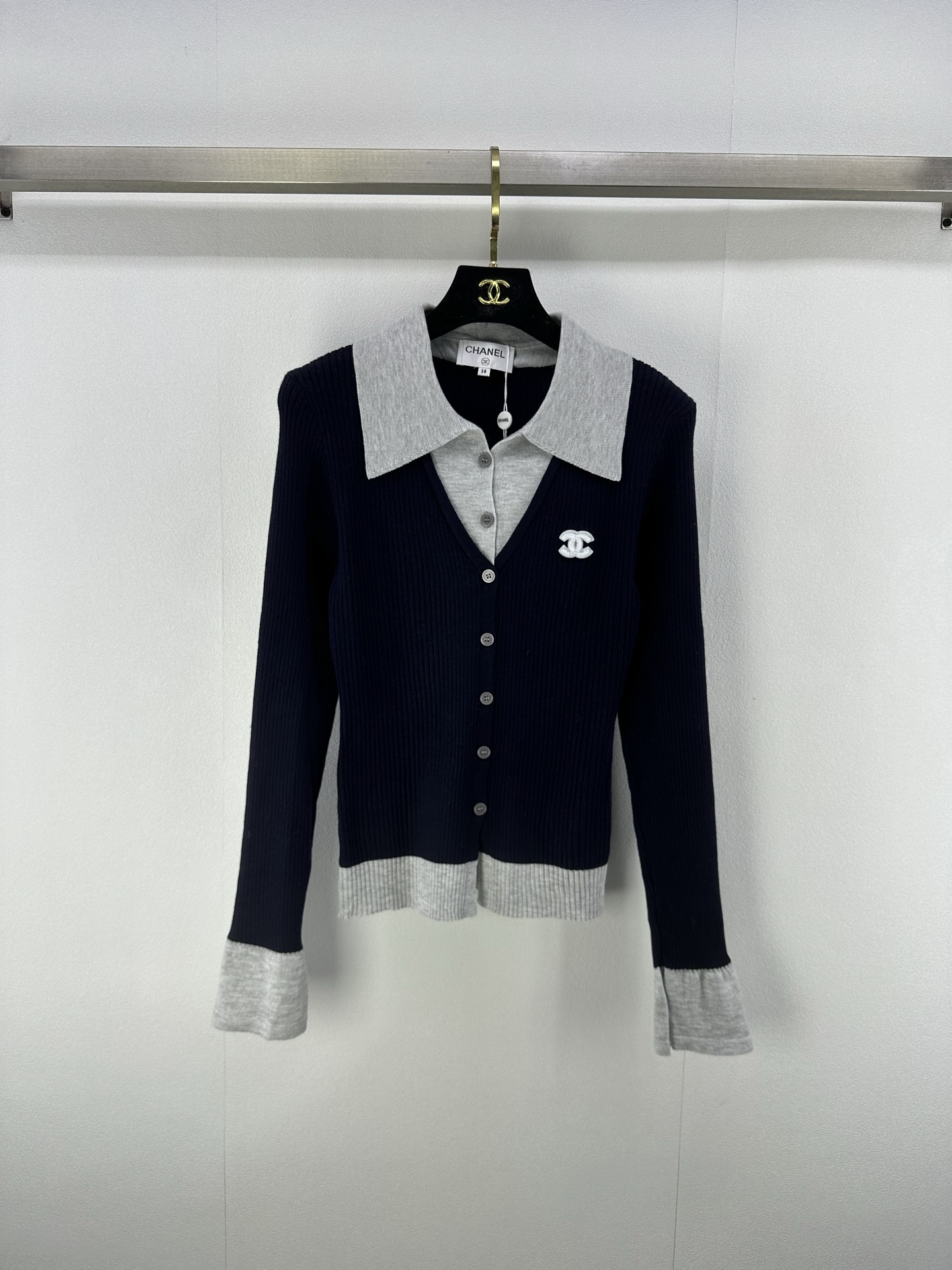 NO:459387,Chane* new details 25 Early autumn new knitted two-piece contrasting long-sleeved lapel fake two-piece design small sexy custom double C iconic little fragrance logo!  versatile and not picky about people 3 colors 3 codes SML, chanel, alexander wang19860909Chane*上新细节 25 早秋新款针织假两件撞色长袖翻领假两件设计小性感 定制双C标志性小香logo！百搭不挑人 3色3码SML,,chanel,alexander wang,Women's clothing