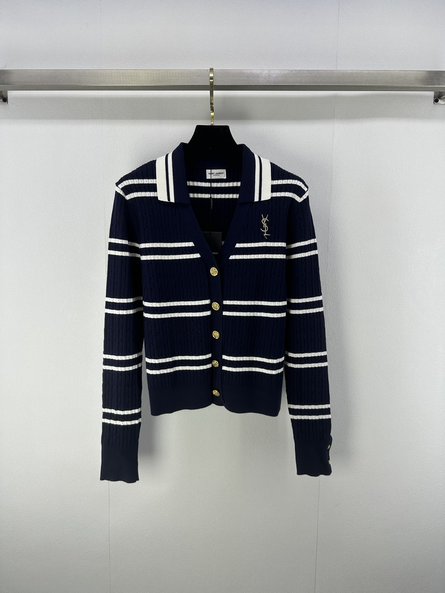 NO:461024,New details on Ysl* 25 New autumn navy striped wool knitted v-neck cardigan, small retro design of lapel, exquisite gold embroidery logo, light French elegant style!  The feeling of a chaebol's daughter!  I love it if I don’t choose the occasion!  1 color 3 code SML, saint laurent,alexander wang19860909Ysl*上新细节 25 秋季新款藏青色条纹羊毛针织v领开衫, 翻领小复古设计,金色刺绣logo精致,轻法式优雅风！财阀千金既视感 ！不挑场合我好爱！ 1色3码SML,,saint laurent,alexander wang,Women's clothing
