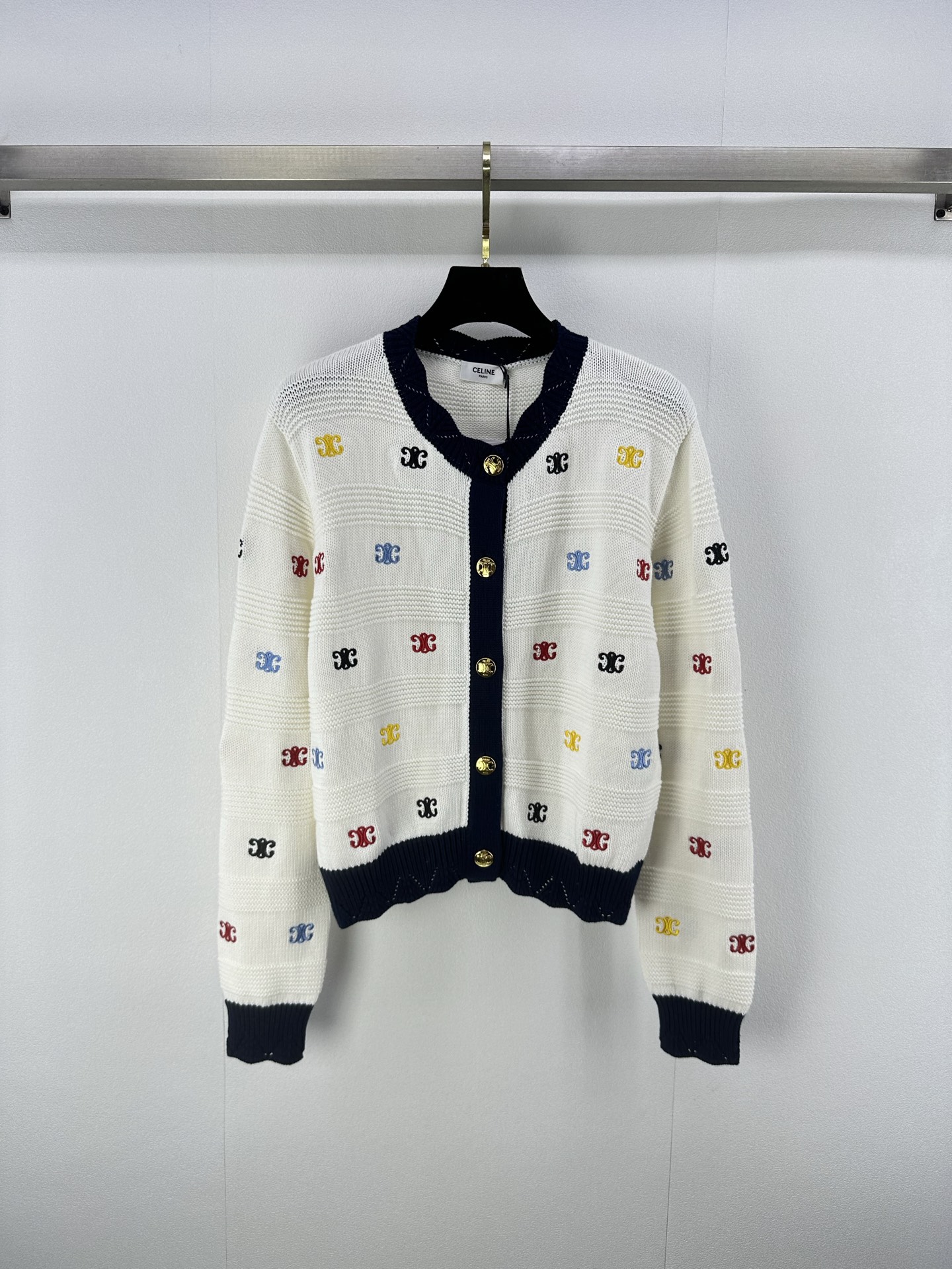 NO:462366,Celin* new details 25 Autumn new embroidered round neck contrast cardigan Full-piece heavy-industry embroidery color logo custom metal logo buttons, comfortable upper body lady style 1 color 3 code SML, celine, alexander wang19860909Celin*上新细节 25 秋季新款刺绣圆领撞色开衫 全件重工刺绣彩色logo 定制 金属logo纽扣,上身舒适妥妥的淑女范 1色3码SML,,celine,alexander wang,Women's clothing