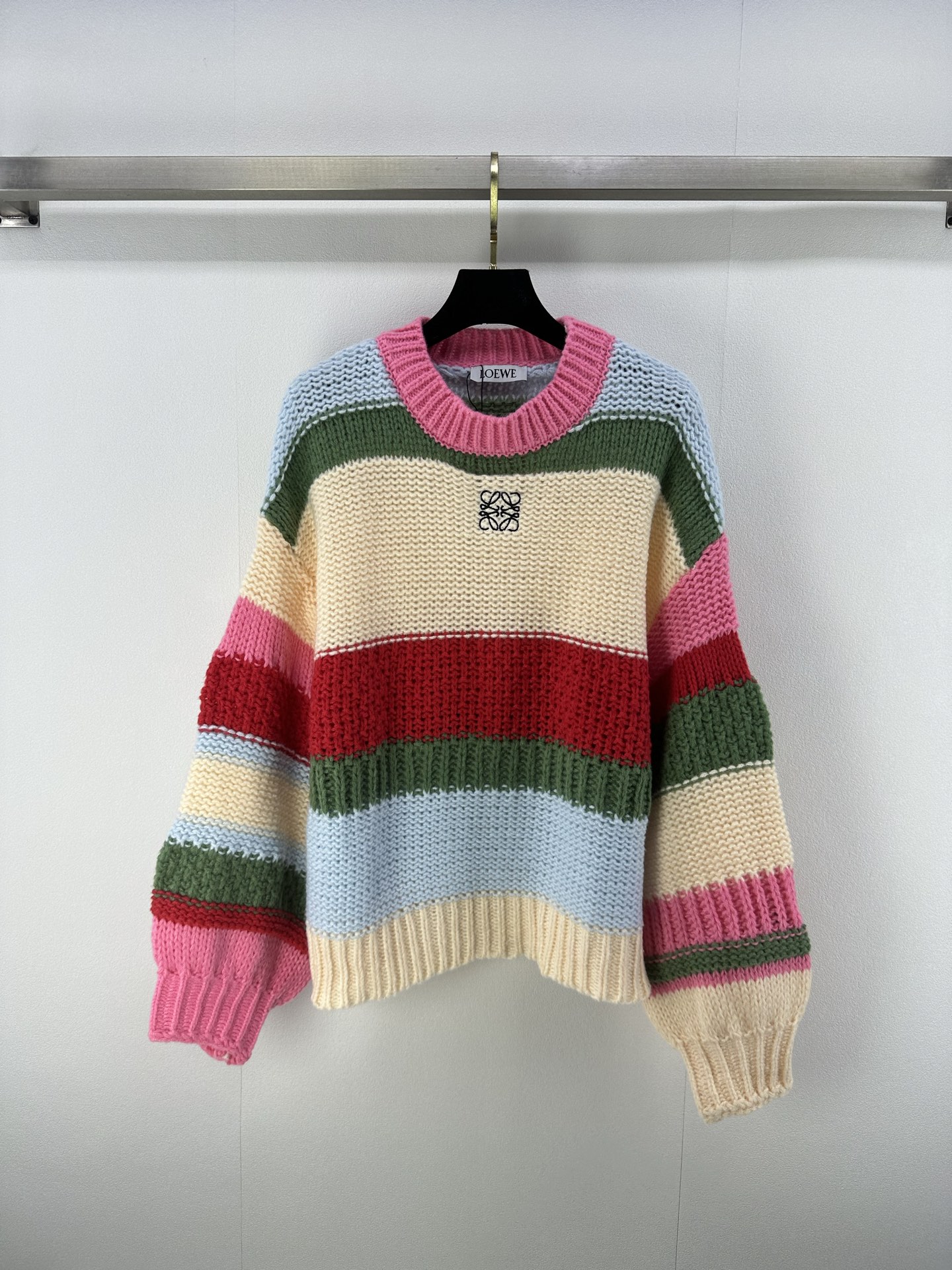 NO:464876,Loew* new details 25 New autumn round neck contrasting striped long sleeves Customized YB wool yarn weaving texture high-quality comfortable round neck knit long sleeves Multi-color striped patterns throughout the body are full of youthfulness and more lively style Embroidered letter logos highlight the brand personality High-end outfit design echoes and coordinates Fully show a relaxed tone Light luxury and fashionable temperament All-in-one layering is available First choice for fashion outfits in all seasons 1 color 3 SML,,loewe,alexander wang19860909loew*上新细节 25 秋季新款圆领撞色条纹长袖 定制YB羊毛纱线织造 质感高级舒适 圆领针织长袖 通体多色条纹纹路交织 青春感满溢 更显风格活泼 刺绣字母徽标 彰显品牌个性 凸显穿搭高级感 设计呼应协调 尽显松弛调性 轻奢时髦气质 单穿叠穿均可 四季时尚穿搭首选 1色3码SML,,loewe,alexander wang,Women's clothing