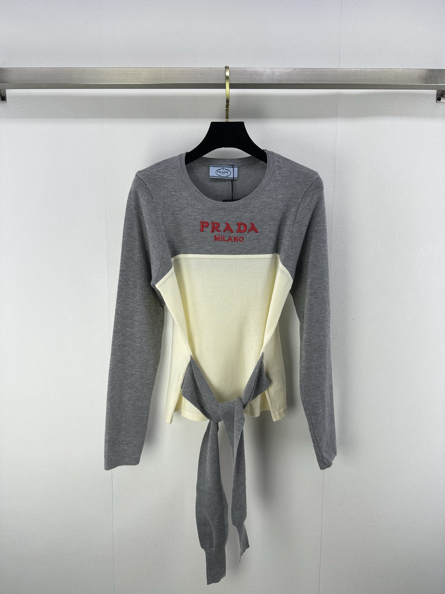 NO:464883,New details on Prad* 25 New autumn round neck color-blocking lace-up long sleeves Lace-up design full of high-end feel, chest embroidery logo contrasting color totem, Autumn thin fabric, upper body slimming and age-reducing and versatile 2 colors 3 size SML, prada, alexander wang19860909Prad*上新细节 25 秋季新款圆领拼色系带长袖 系带设计高级感满满 胸前刺绣logo撞色图腾 秋日轻薄面料 上身显瘦减龄又百搭 2色3码SML,,prada,alexander wang,Women's clothing