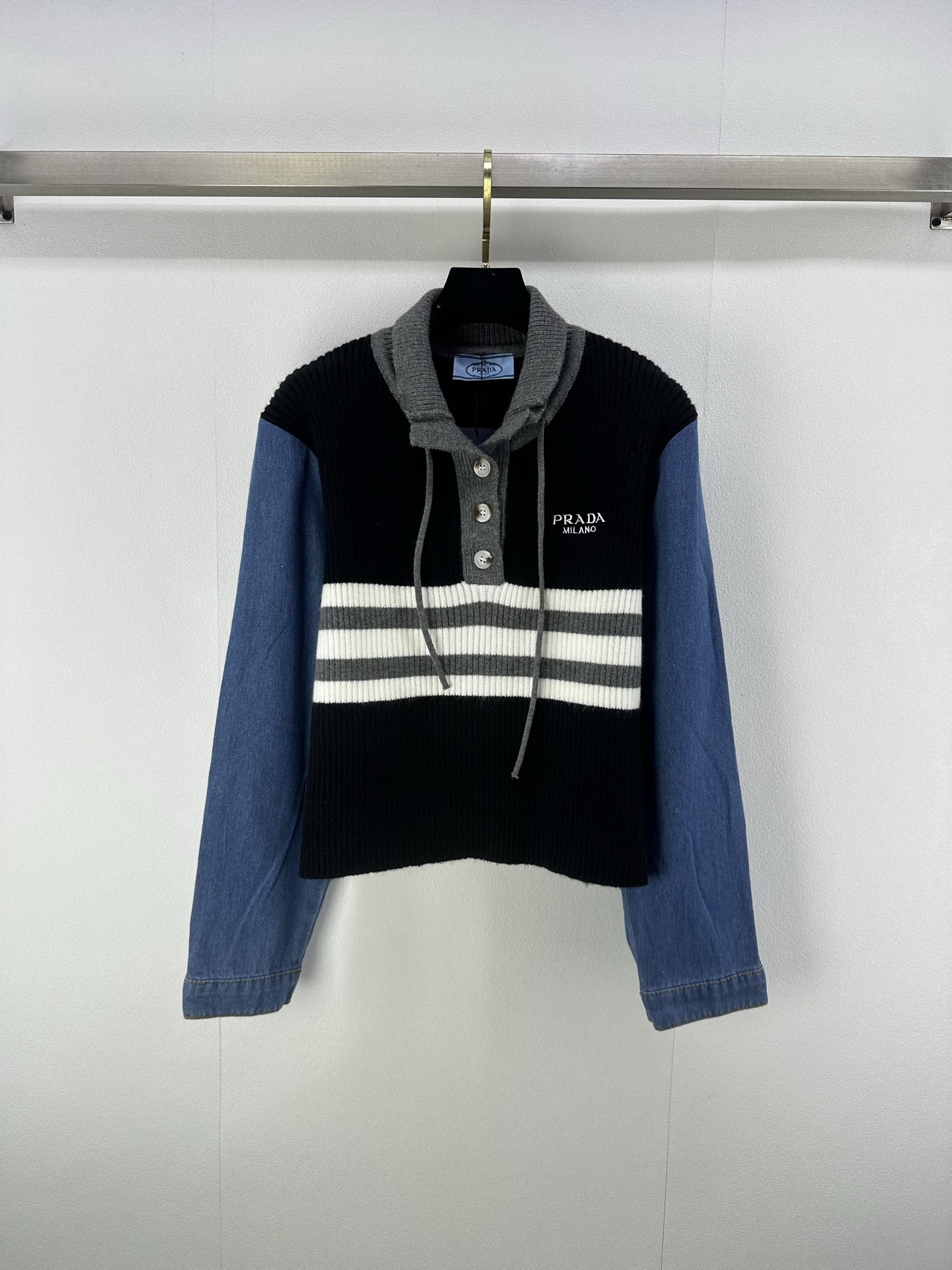 NO:463414,New details on Prad* 25 Early autumn new stand collar half-open long sleeves Contrast color embroidered logo letters yb open mold logo metal buttons Spliced ​​denim blue color combination Loose style top body looks very slim, simple and big brand super versatile 1 color 3 size SML, prada, alexander wang19860909Prad*上新细节 25 早秋新款立领半开襟长袖 撞色刺绣logo字母 yb开模logo金属扣纽扣 拼接牛仔蓝配色 宽松版型上身非常显瘦 简约又大牌超百搭 1色3码SML,,prada,alexander wang,Women's clothing