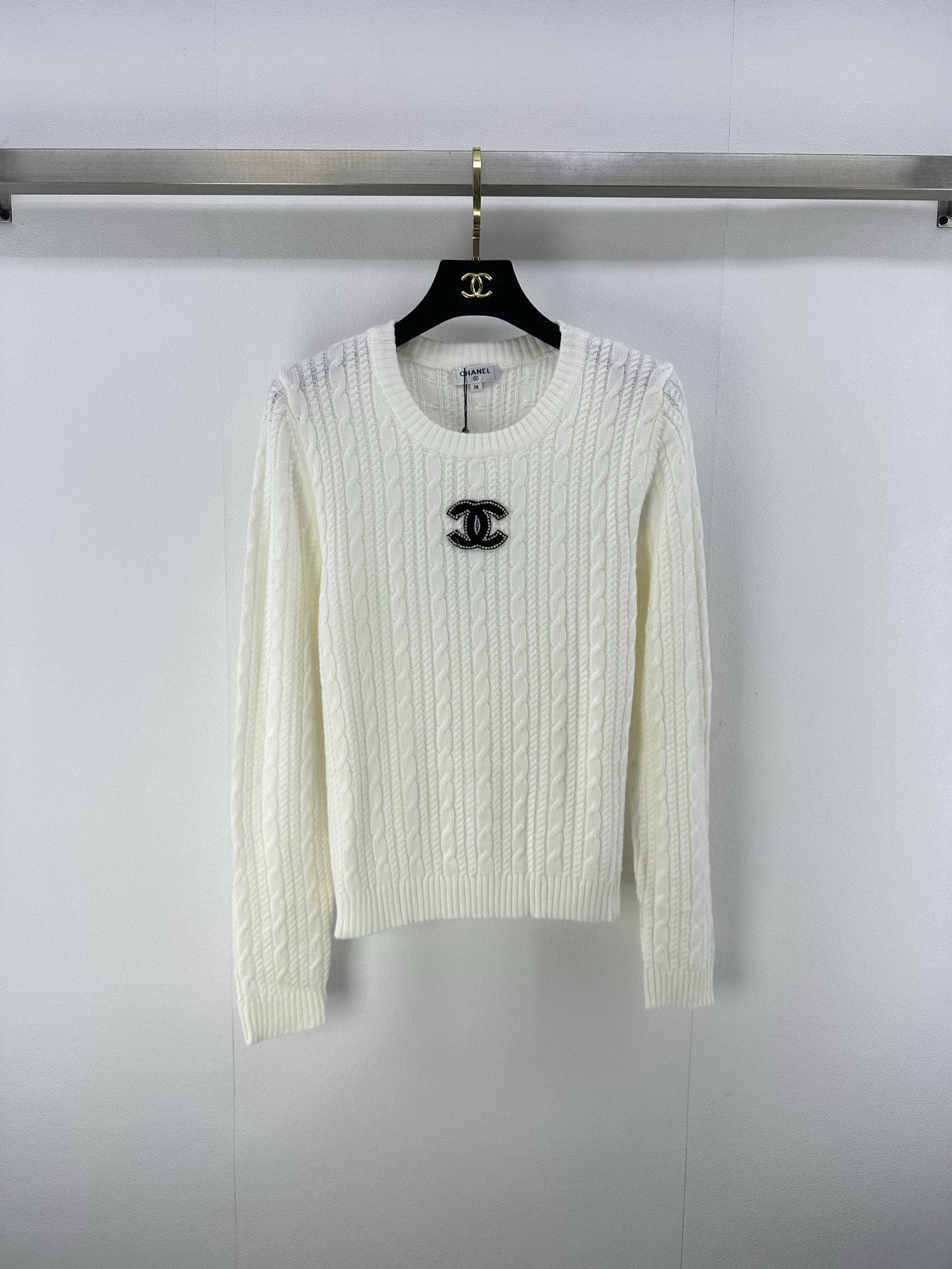 NO:461033,Chane* new details 25 new autumn and winter double C knitted long sleeves contrasting color logo fabric texture soft and delicate skin-friendly logo letters classic style, huge slim upper body!  Age-reducing product!  2 colors 3 codes SML, chanel, alexander wang19860909Chane*上新细节 25 秋冬新款双C针织长袖 撞色logo 面料质感柔软细腻亲肤 logo字母经典版型 上身巨显瘦！减龄单品！ 2色3码SML,,chanel,alexander wang,Women's clothing