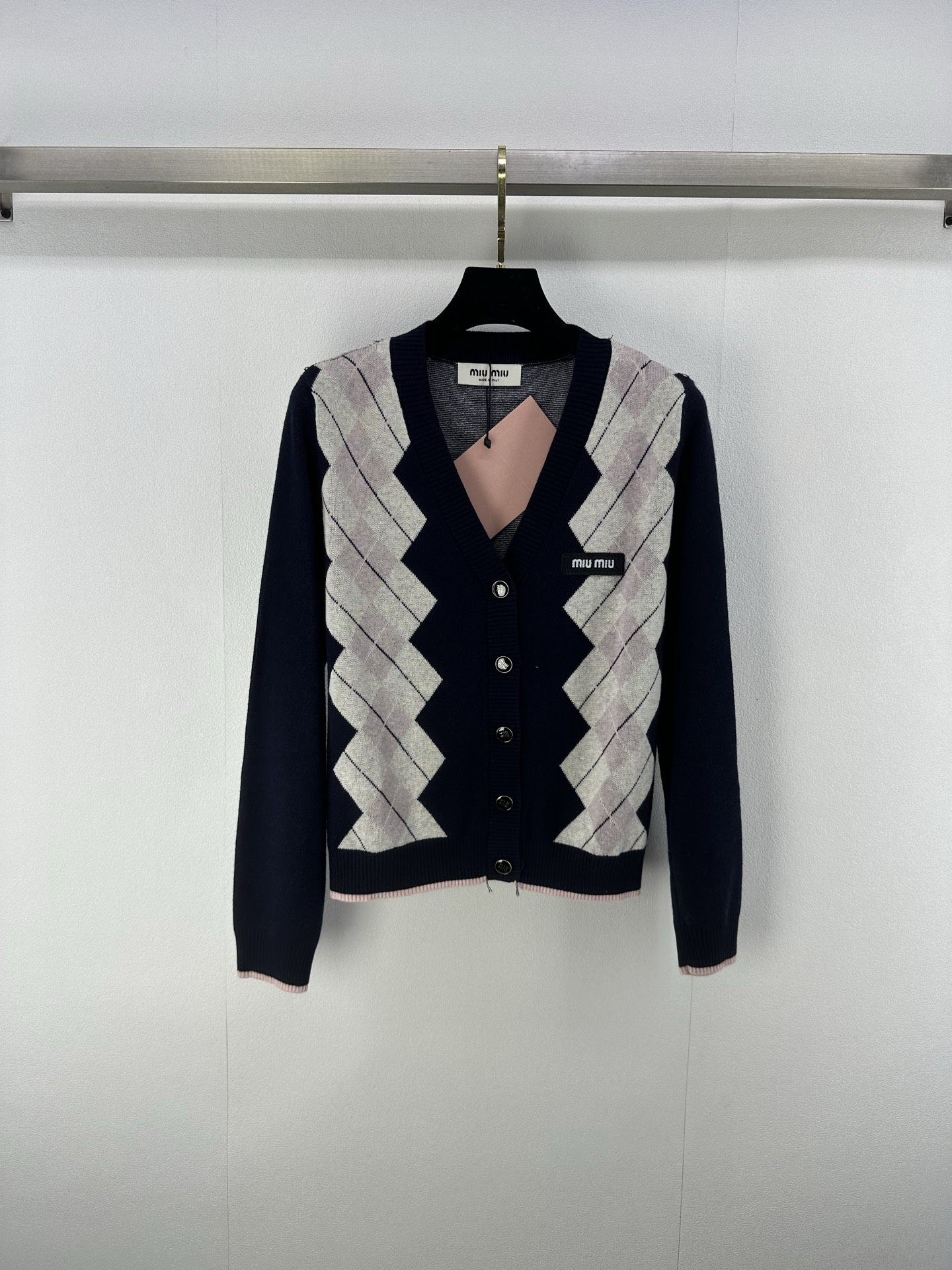 NO:461041,Miumi* New details 25 The latest contrasting diamond knitted v-neck lace cardigan for autumn!  The diamond pattern is very touching with a big brand!  Giant high-end color scheme, logo embellishments are easily attracted by the eye-catching, and the celebrity girl is elegant and high-end!  The universal and versatile version makes the upper body look slimming!  1 color 3 code SML, miumiu, alexander wang19860909Miumi* 上新细节 25 秋季最新撞色菱格针织v领花边开衫！菱格图案搭配大牌感十足！巨高级配色,logo徽标点缀轻松吸引眼球,名媛少女优雅又高级！万能百搭版型上身巨显瘦！ 1色3码SML,,miumiu,alexander wang,Women's clothing