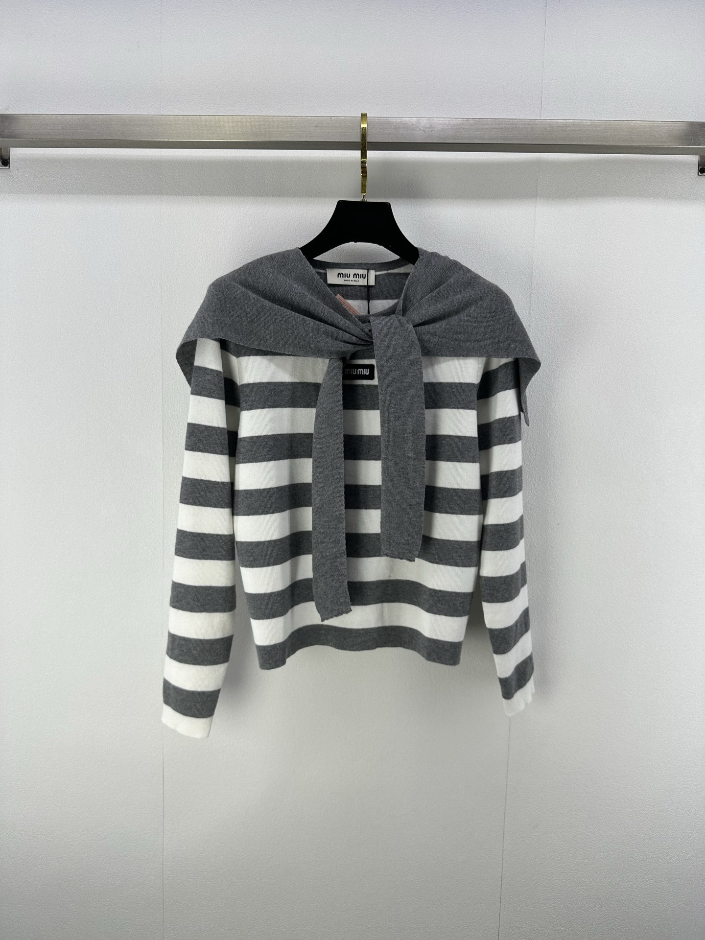 NO:461049,Miumi* new details 25 Autumn new two-piece set of shawls with striped long sleeves, detachable shawls, the upper body is particularly elegant, contrasting striped logo logo is classic, fashionable and versatile!  Casual and college 2 colors 3 codes SML, miumiu, shawls, alexander wang19860909miumi*上新细节 25 秋季新款两件套披肩条纹长袖 可拆卸披肩 上身特别显气质 撞色条纹款logo徽标经典时尚百搭！休闲又学院 2色3码SML,,miumiu,shawls,alexander wang,Women's clothing