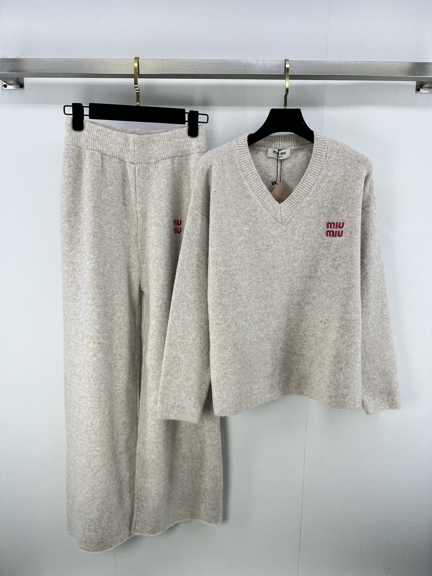 NO:463390,miumi* New Details 25 Latest Knit Round Neck Long Sleeve Set for Fall!  Round neck long sleeves + elastic waist trousers, positioning contrasting embroidery, huge and beautiful upper body, huge and beautiful wardrobe must be purchased!  Literary and casual retro girlish temperament. 2 colors and 3 codes SML, miumiu, alexander wang19860909miumi* 上新细节 25 秋季最新针织圆领长袖套装！圆领长袖+松紧腰长裤 定位撞色刺绣 上身巨好看巨好看衣柜必入款！文艺休闲复古减龄少女风气质. 2色3码SML,,miumiu,alexander wang,Women's clothing