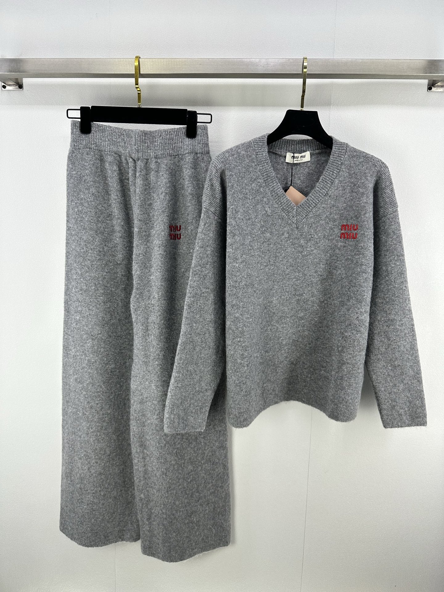 NO:463394,miumi* New Details 25 Latest Knitted V-neck Long Sleeve Set for Fall!  V-neck long sleeves + elastic waist trousers, positioning contrasting embroidery, huge and beautiful upper body, huge and beautiful wardrobe must be purchased!  Literary and casual retro girlish style 2 colors 3 codes SML, miumiu, alexander wang19860909miumi* 上新细节 25 秋季最新针织V领长袖套装！v领长袖+松紧腰长裤 定位撞色刺绣 上身巨好看巨好看衣柜必入款！文艺休闲复古减龄少女风气质 2色3码SML,,miumiu,alexander wang,Women's clothing