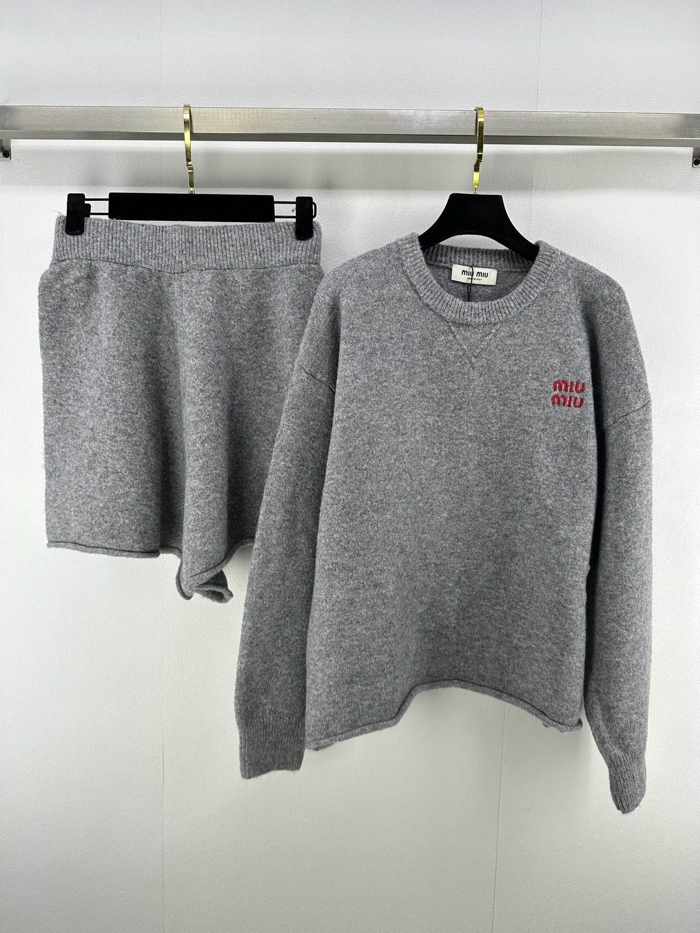 NO:463397,miumi* New Details 25 Latest Knit Round Neck Long Sleeve Set for Fall!  Round neck long sleeves + elastic waist shorts, positioning contrasting embroidery, huge and beautiful upper body, huge and beautiful wardrobe must be purchased!  Literary and casual retro girlish style 2 colors 3 codes SML, miumiu, shorts, alexander wang19860909miumi* 上新细节 25 秋季最新针织圆领长袖套装！圆领长袖+松紧腰短裤 定位撞色刺绣 上身巨好看巨好看衣柜必入款！文艺休闲复古减龄少女风气质 2色3码SML,,miumiu,shorts,alexander wang,Women's clothing