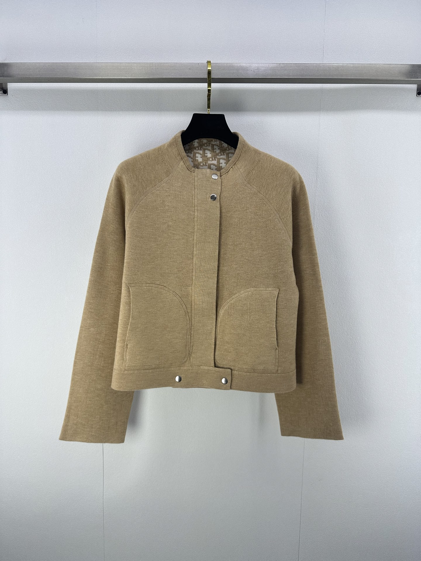 NO:464911,Dio* new details New autumn and winter knitted jacket double-sided jacket Short style Shows a wonderful figure Extended golden ratio Thick and tight knitted yarn Cashmere blend Double-sided outfits kill two birds with one stone Double-head zipper closure placket front bag insertion method 1 color 3 size SML, dior, jackets & coats, jackets & coats, gold, alexander wang19860909Dio*上新细节 秋冬新品针织夹克双面外套 短款 展现美妙好身材 拉长黄金比例 厚实紧密针织纱线 羊绒混纺 可双面穿搭 一举两得 双头拉链拍扣门襟 正面插袋做法 1色3码SML,,dior,jackets & coats,jackets & coats,gold,alexander wang,Women's clothing