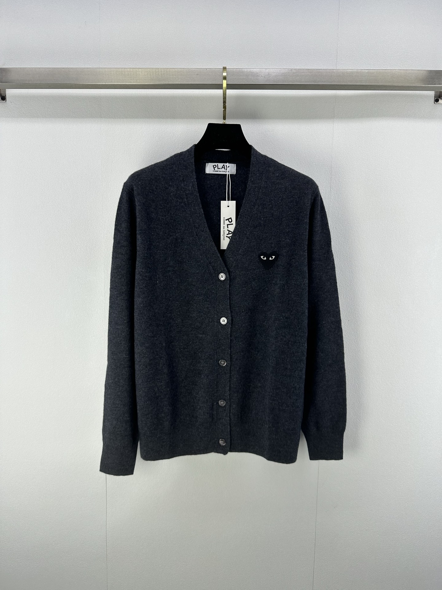 NO:463402,Play* new details The latest style of the latest Zhangzi V-neck cardigan in autumn and winter!  The versatile and age-reducing style is so easy to wear!  Lovely eyes embroidered with children's fun and cute, and the selected yarn is skin-friendly and soft!  Casual and versatile 2 colors 3 codes SML, alexander wang19860909Play*上新细节 秋冬最新款章仔v领开衫长袖！日常百搭的减龄款,简直不要太好穿！爱心眼睛刺绣童趣可爱 ,精选纱线亲肤柔软 ！休闲又百搭 2色3码SML,,alexander wang,Women's clothing