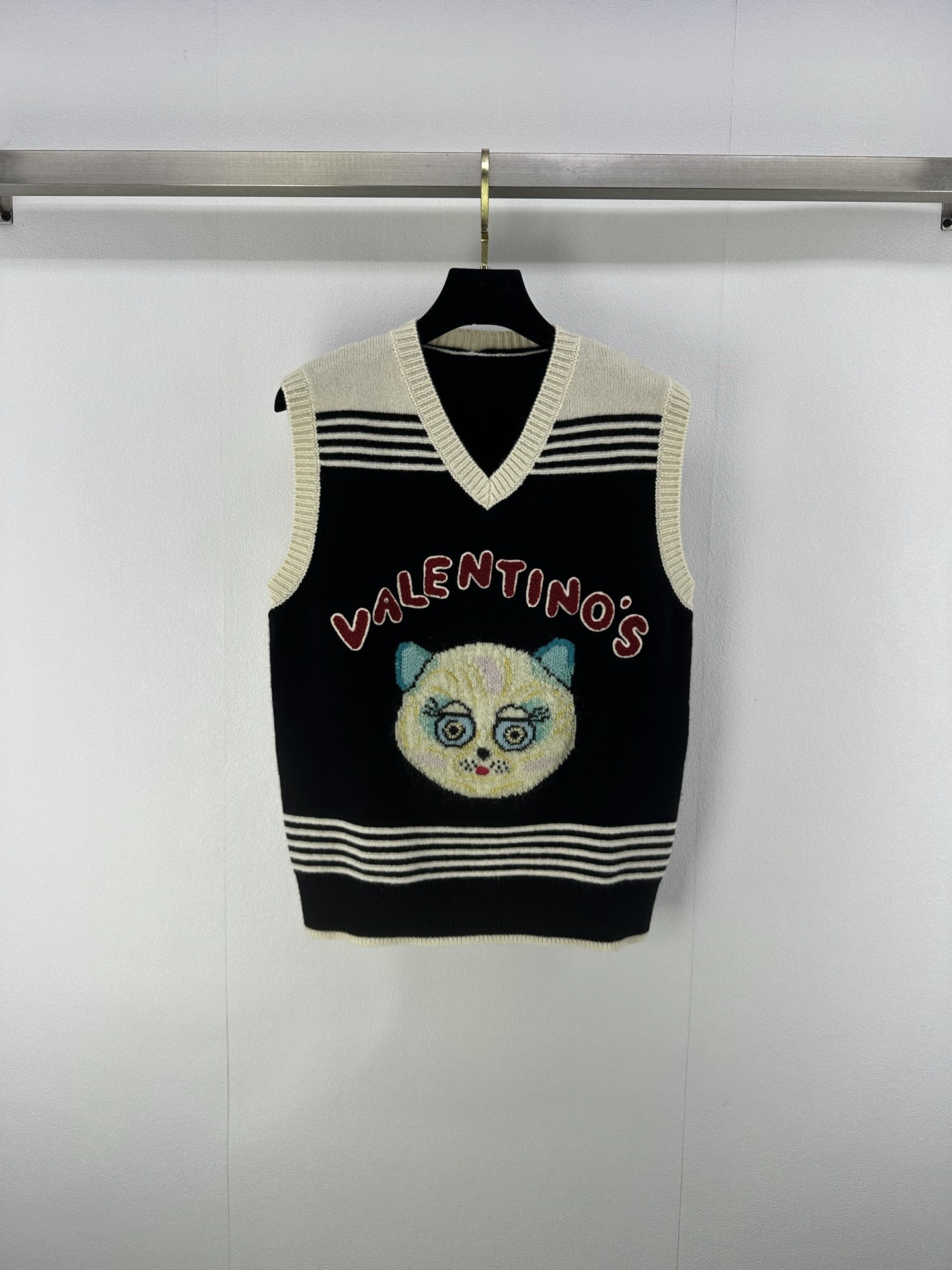 NO:463408,:1 Valentin* new details. The new cute cat embroidered round neck color-blocking vest in autumn and winter. The same style as the star. Contrast color design. Super cute cat pattern, the knitted fabric is comfortable and versatile, the style is very good, and it can be worn alone or externally. The workmanship quality depends on the details!  1 color 3 code SML, valentino, alexander wang19860909:1 Valentin*上新细节 秋冬新款可爱猫咪刺绣圆领拼色背心明星同款 撞色设计 超可爱的猫咪图案,针织面料舒服百搭,版型很好看,可单穿可外搭.做工品质看细节！ 1色3码SML,,valentino,alexander wang,Women's clothing