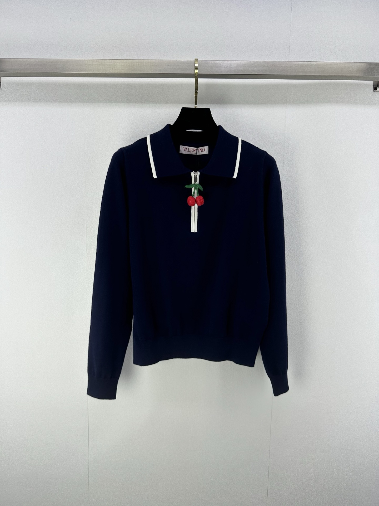 NO:463415,VALENTINO new details. Autumn and winter new contrasting zipper lapel cherry decorative knitted long sleeves. Contrast zipper lapel cherry decorative, comfortable and loose silhouette, with three-dimensional tailoring, temperament and fashionable. 3 colors and 3 codes SML, valentino, alexander wang19860909VALENTINO上新细节 秋冬新款撞色拉链翻领樱桃装饰针织长袖. 撞色的拉链翻领樱桃装饰, 舒适宽松的廓形,配上立体的剪裁,气质又时髦 3色3码SML,,valentino,alexander wang,Women's clothing