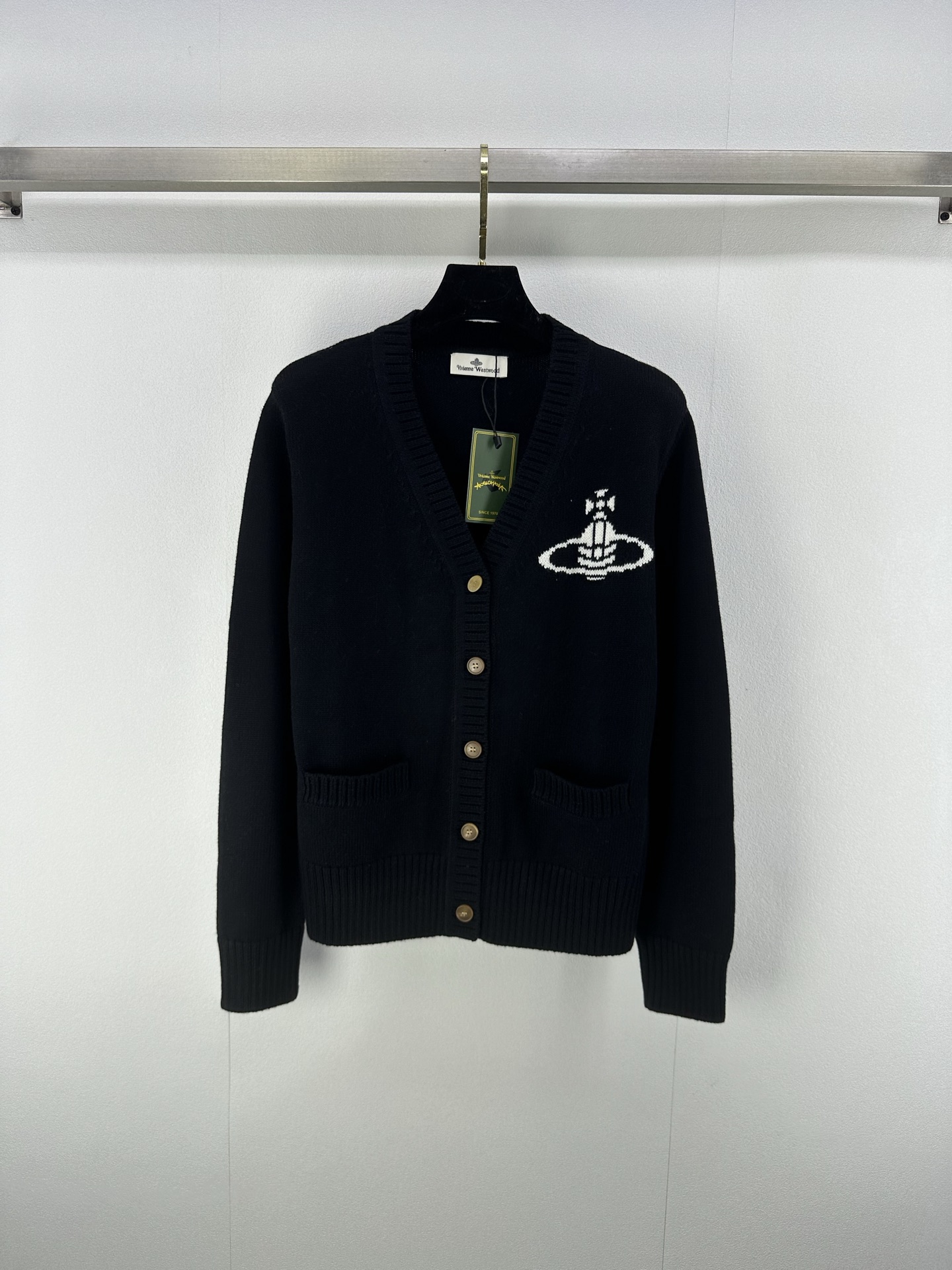 NO:464921,Queen Mother of the Cities *VivieneWestw*od New details The latest contrasting V-neck knitted cardigan in autumn and winter! The contrasting Saturn jacquard pattern on the chest is marked and eye-catching and just right embellishment. The classic contrasting colors make you look white and versatile! 3 color 3 code SML, alexander wang19860909西太后*VivieneWestw*od 上新细节 秋冬最新撞色V领针织开衫！胸前撞色土星提花图案,标识度显著醒目且恰到好处的点缀,经典撞色显白又百搭！ 3色3码SML,,alexander wang,Women's clothing