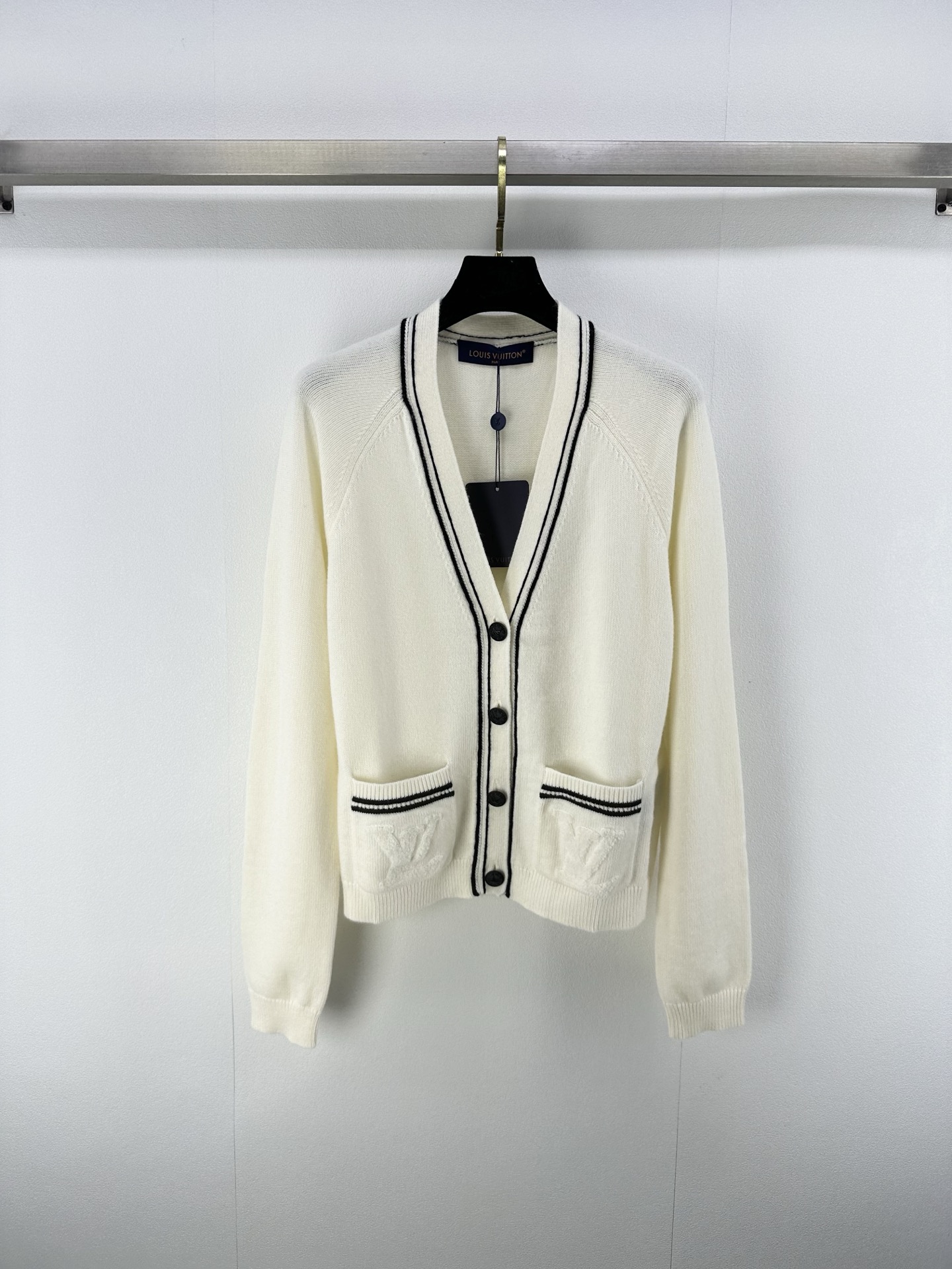 NO:463368,Lv *New details New autumn and winter Monogram flower college style knitted V-neck cardigan sweater!  Swiss Machine Heavy Industry Positioning and Threaded Inlay Technology runs through the fashionable and high-end feeling!  Black and white color matching reduces age temperament, and the classic style is fashionable and high-end!  A rich and beautiful woman must come in!  Don’t pick on people and make you look slim!  1 color 3 code SML, louis vuitton, sweaters, alexander wang19860909Lv *上新细节 秋冬新款Monogram花学院风针织V领开衫毛衣！瑞士机重工定位缕孔嵌花工艺贯穿时髦高级感！黑白配色减龄气质,经典版型时髦又高级！白富美必入！不挑人上身巨显瘦！ 1色3码SML,,louis vuitton,sweaters,alexander wang,Women's clothing