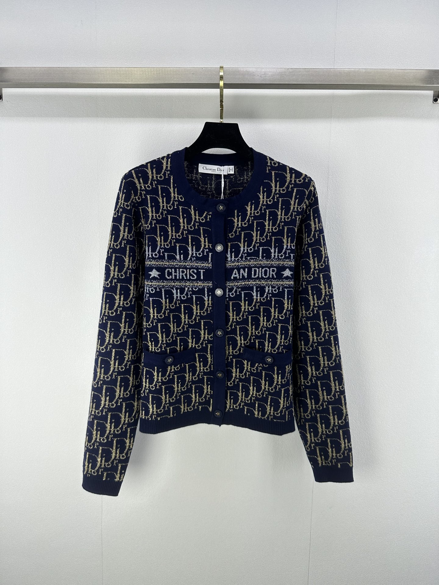 NO:464927,New details on Dio*. New contrasting gold wire round neck cardigan with long sleeves. Fully printed letters, gold wire jacquard. The old-fashioned pattern is very eye-catching, fashionable and fashionable!  Versatile and elegant 1 color 3 size SML, dior, alexander wang19860909Dio*上新细节 秋冬新款撞色金丝圆领开衫长袖 满印字母金丝提花 老花图案很吸睛 洋气又带时髦感！上身百搭且气质 1色3码SML,,dior,alexander wang,Women's clothing