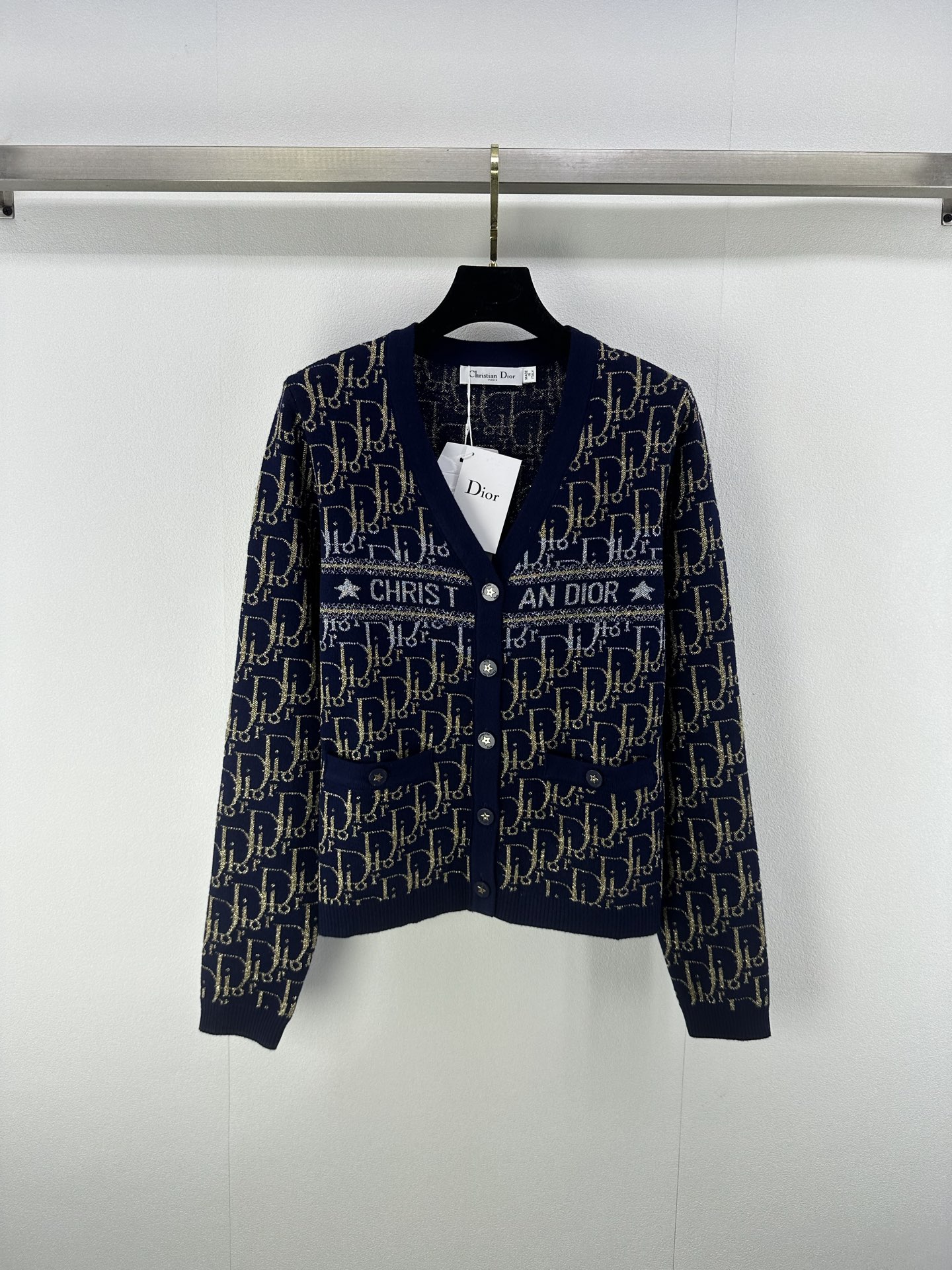 NO:464935,New details on Dio*. New contrasting gold v-neck cardigan with long sleeves. Fully printed letters, gold silk jacquard. The old-fashioned pattern is very eye-catching, fashionable and fashionable!  Versatile and elegant 1 color 3 size SML, dior, alexander wang19860909Dio*上新细节 秋冬新款撞色金丝v领开衫长袖 满印字母金丝提花 老花图案很吸睛 洋气又带时髦感！上身百搭且气质 1色3码SML,,dior,alexander wang,Women's clothing